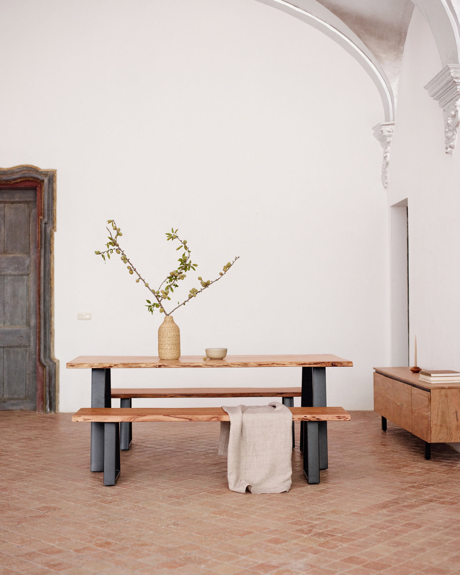 Alaia bench in solid natural acacia wood with black steel legs, 140 cm - Lifestyle