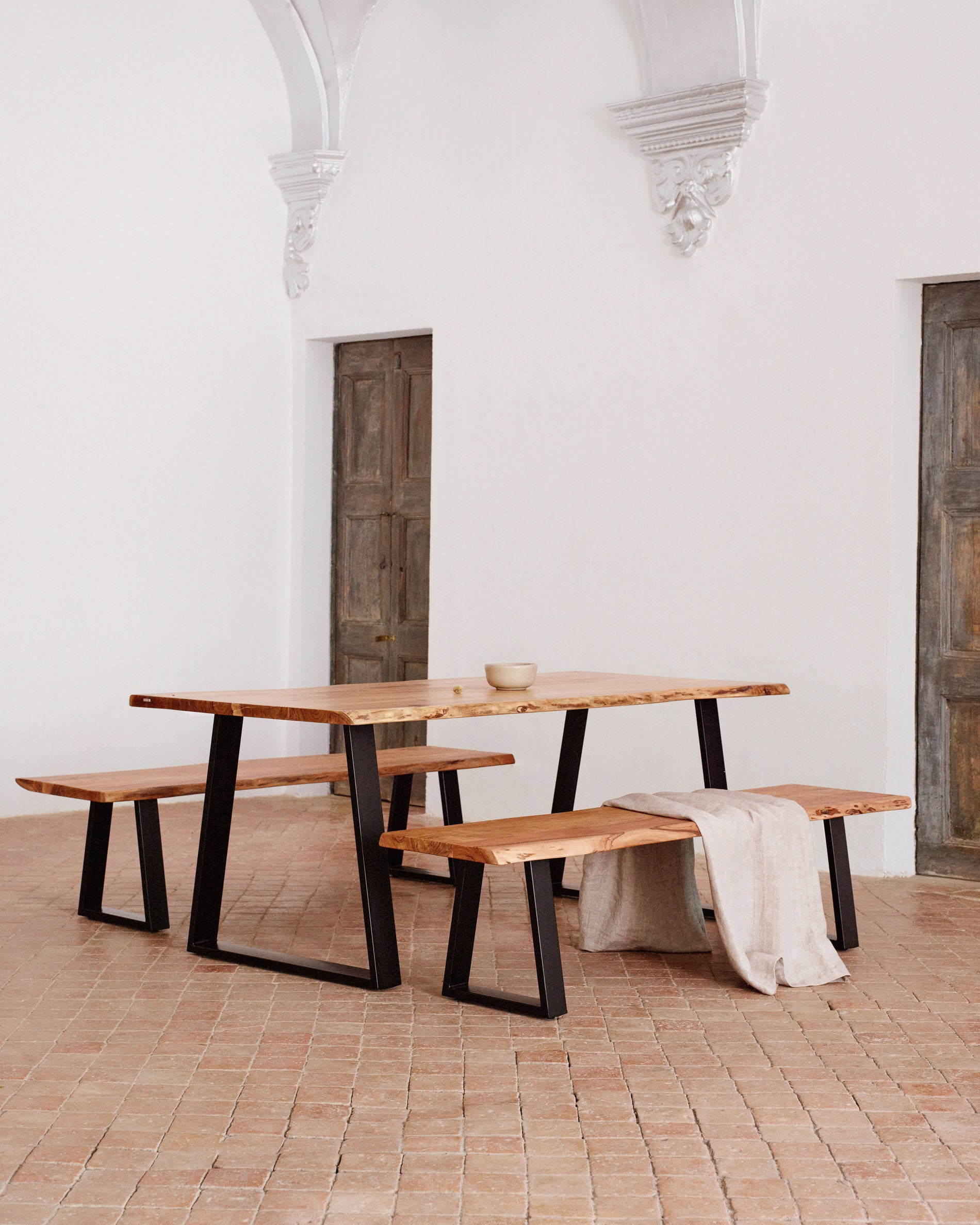 Alaia bench in solid natural acacia wood with black steel legs, 140 cm - Lifestyle