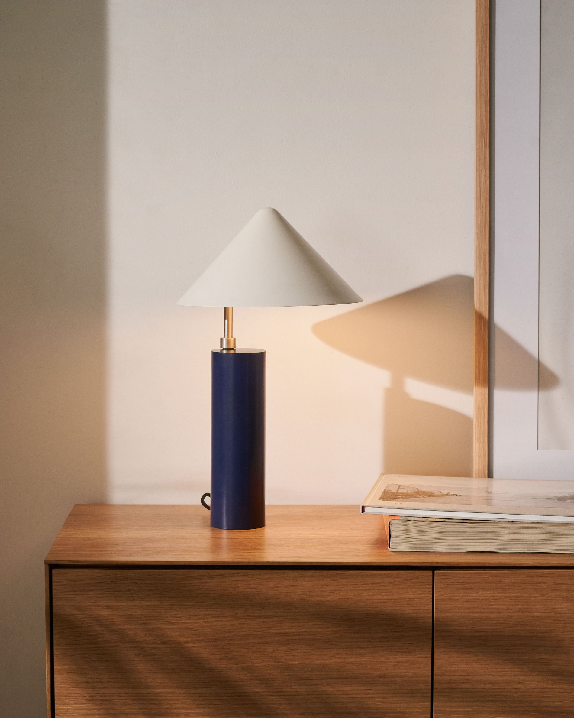 Shiva metal table lamp with blue and white painted finish - Lifestyle