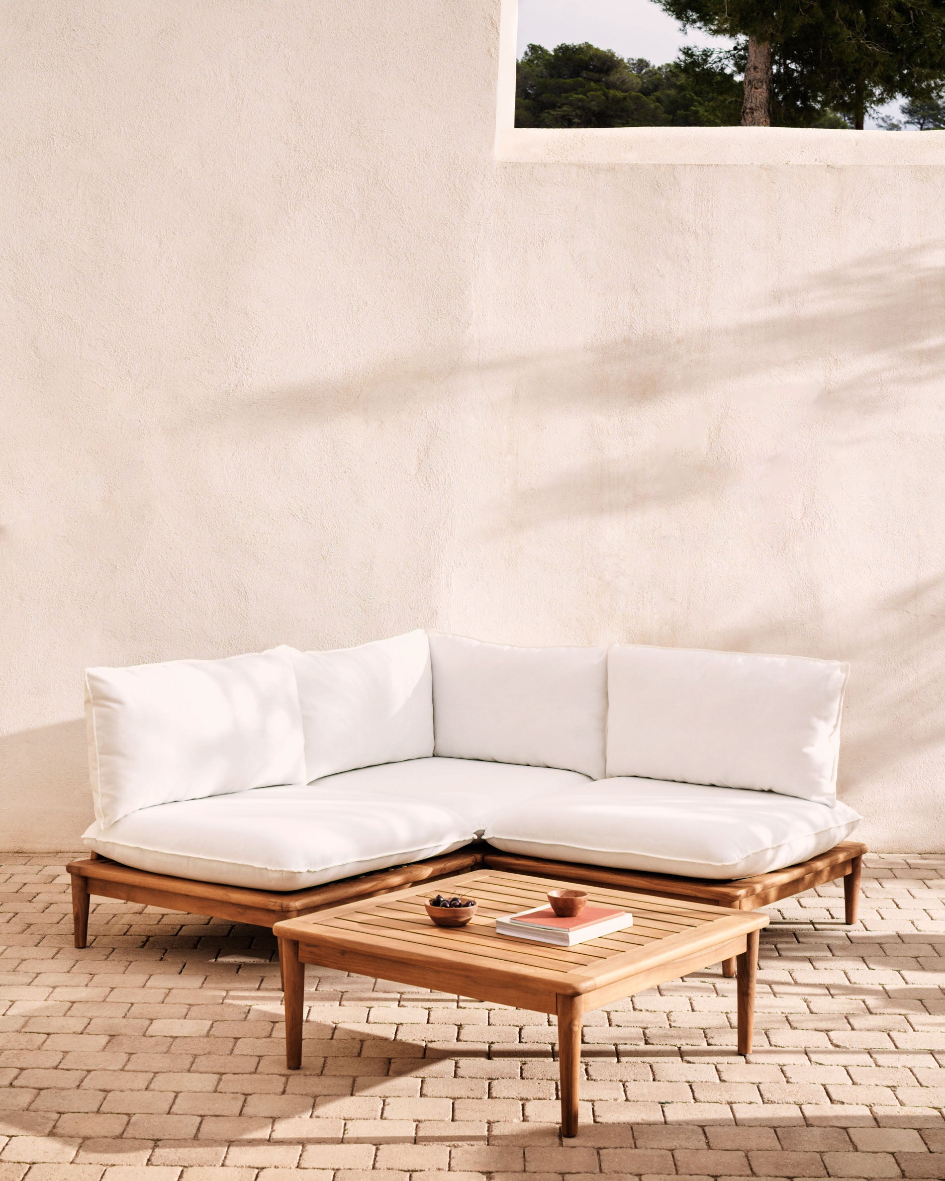 Portitxol solid teak coffee table, 80 x 80 cm - Lifestyle