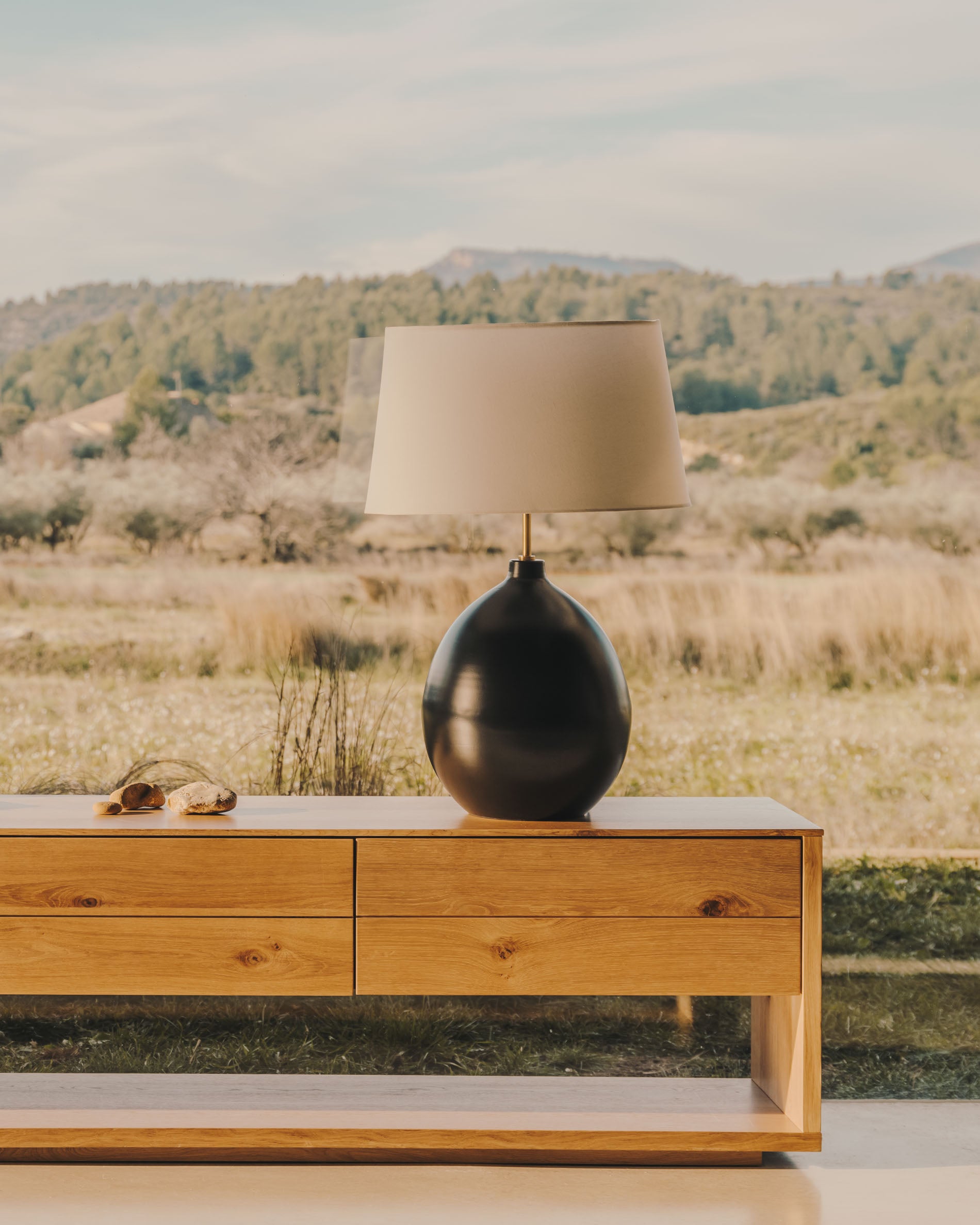 Foixa metal table lamp in black finish - Lifestyle