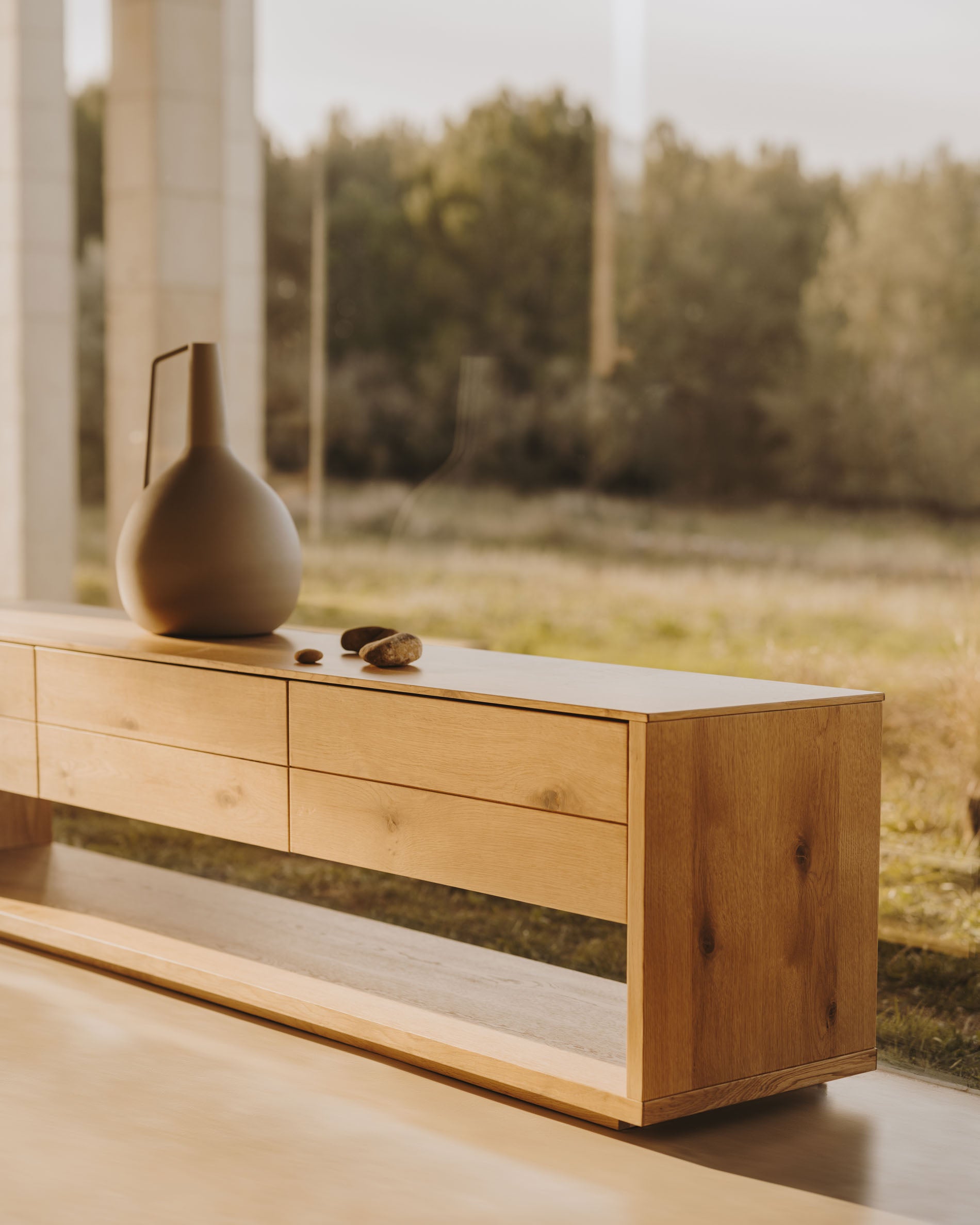 Alguema TV stand with 3 drawers in oak veneer with natural finish, 200 x 51 cm - Lifestyle