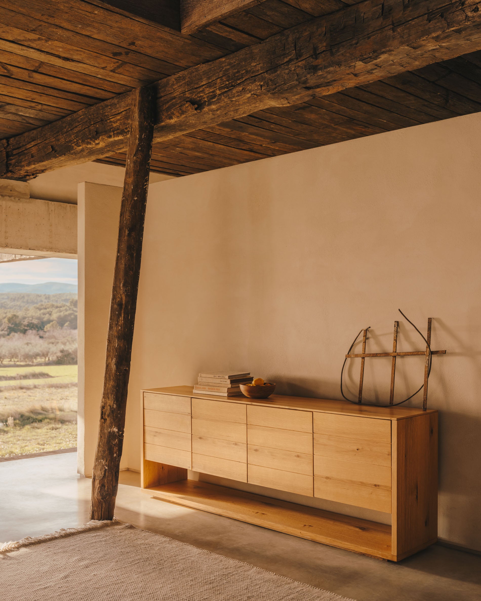 Alguema sideboard with 4 doors in oak veneer with natural finish, 200 x 74 cm - Lifestyle