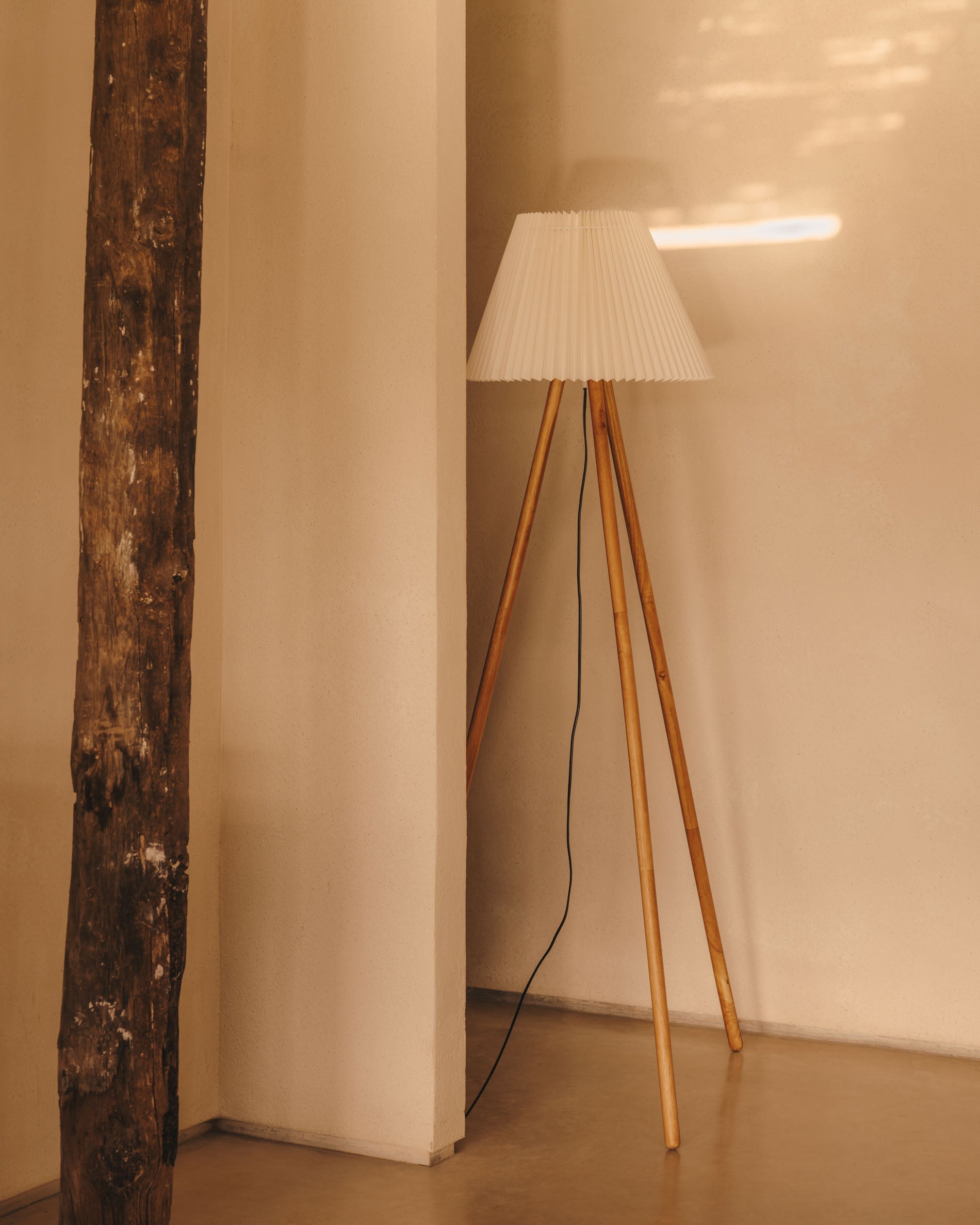 Benicarlo floor lamp in solid rubber wood with a natural, beige finish - Lifestyle