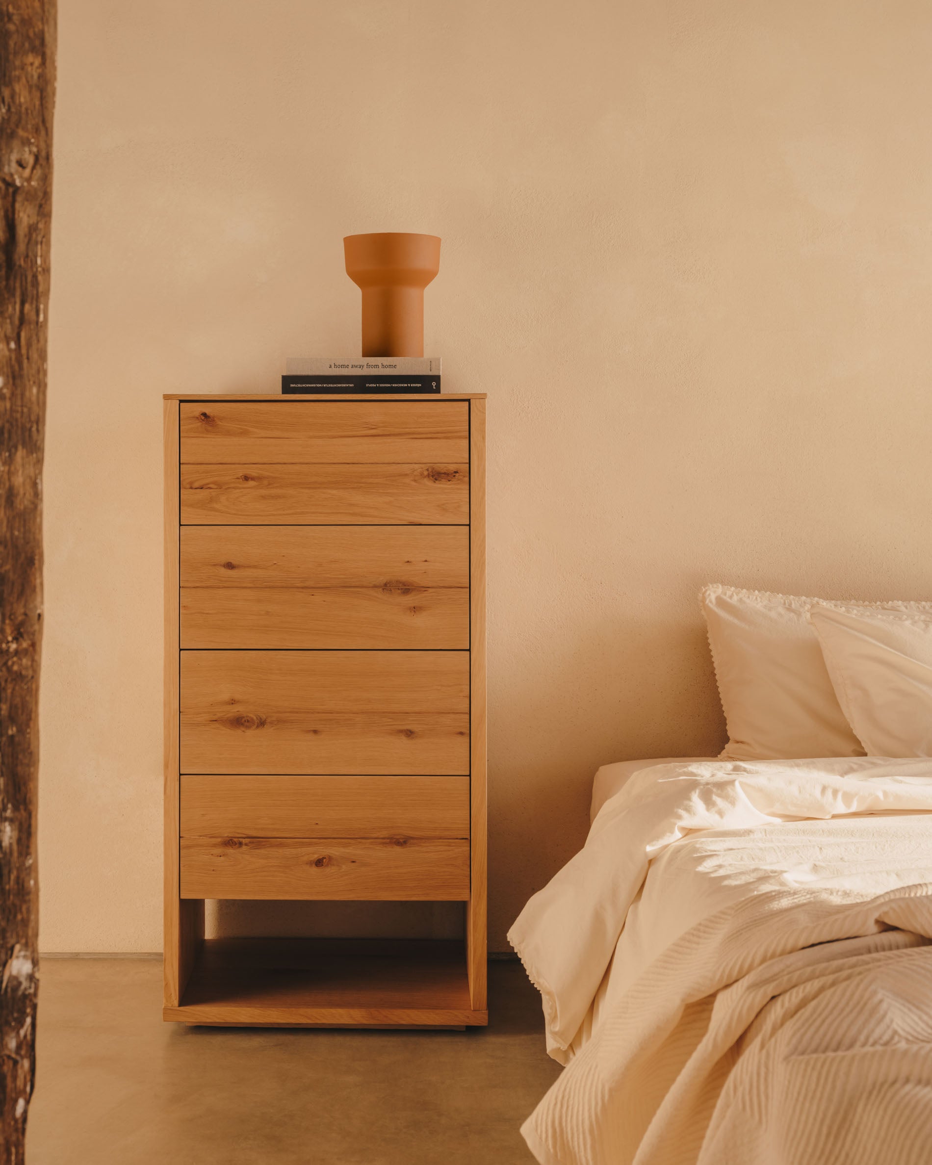 Alguema chest of drawers with 4 drawers in oak wood veneer with natural finish, 60 x 120 cm - Lifestyle
