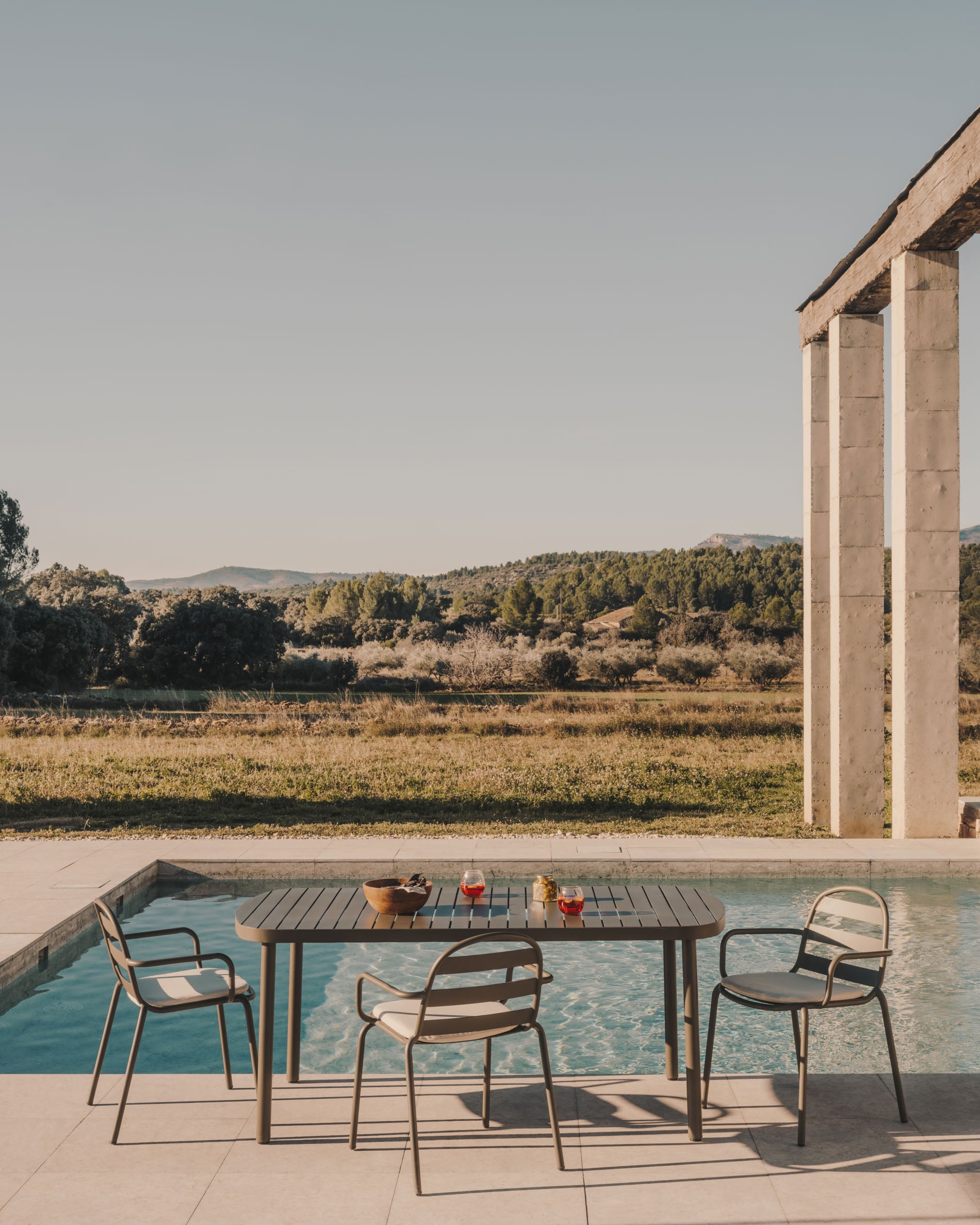 Joncols outdoor aluminium table with a powder coated grey finish, 180 x 90 cm - Lifestyle