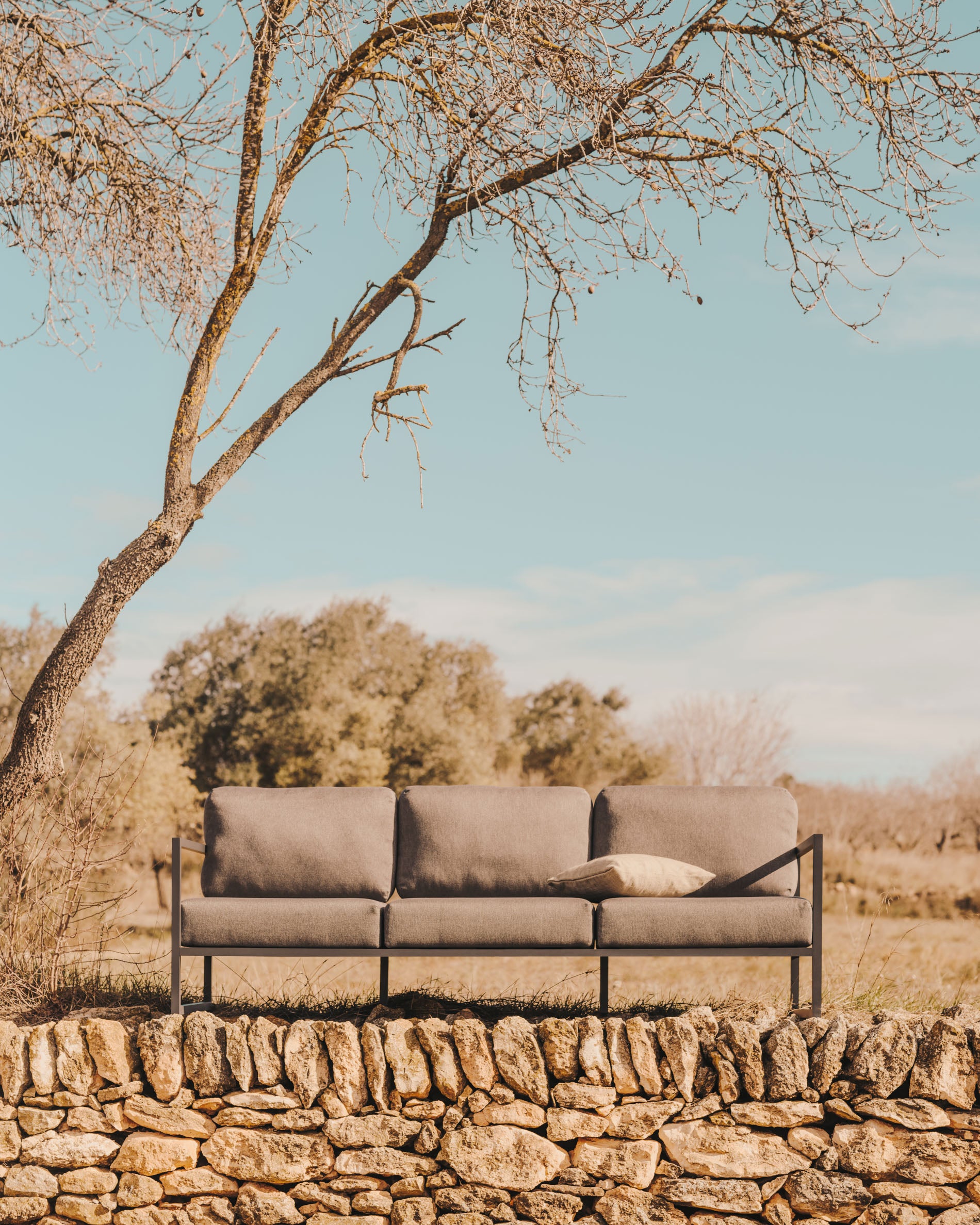 Comova 100% outdoor 3-seater sofa in dark grey and black aluminium, 222 cm - Lifestyle
