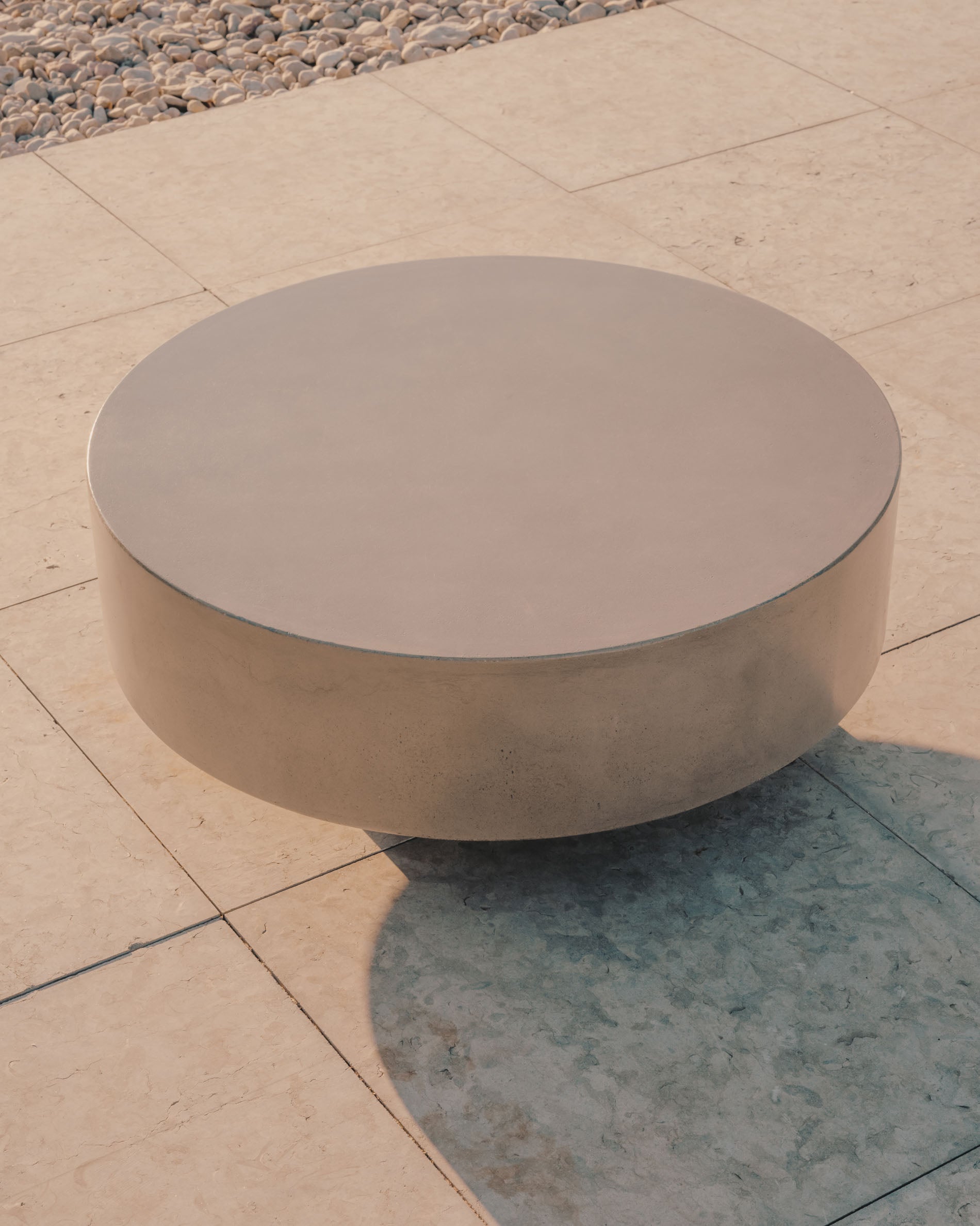 Garbet cement coffee table, Ø 80 cm - Lifestyle