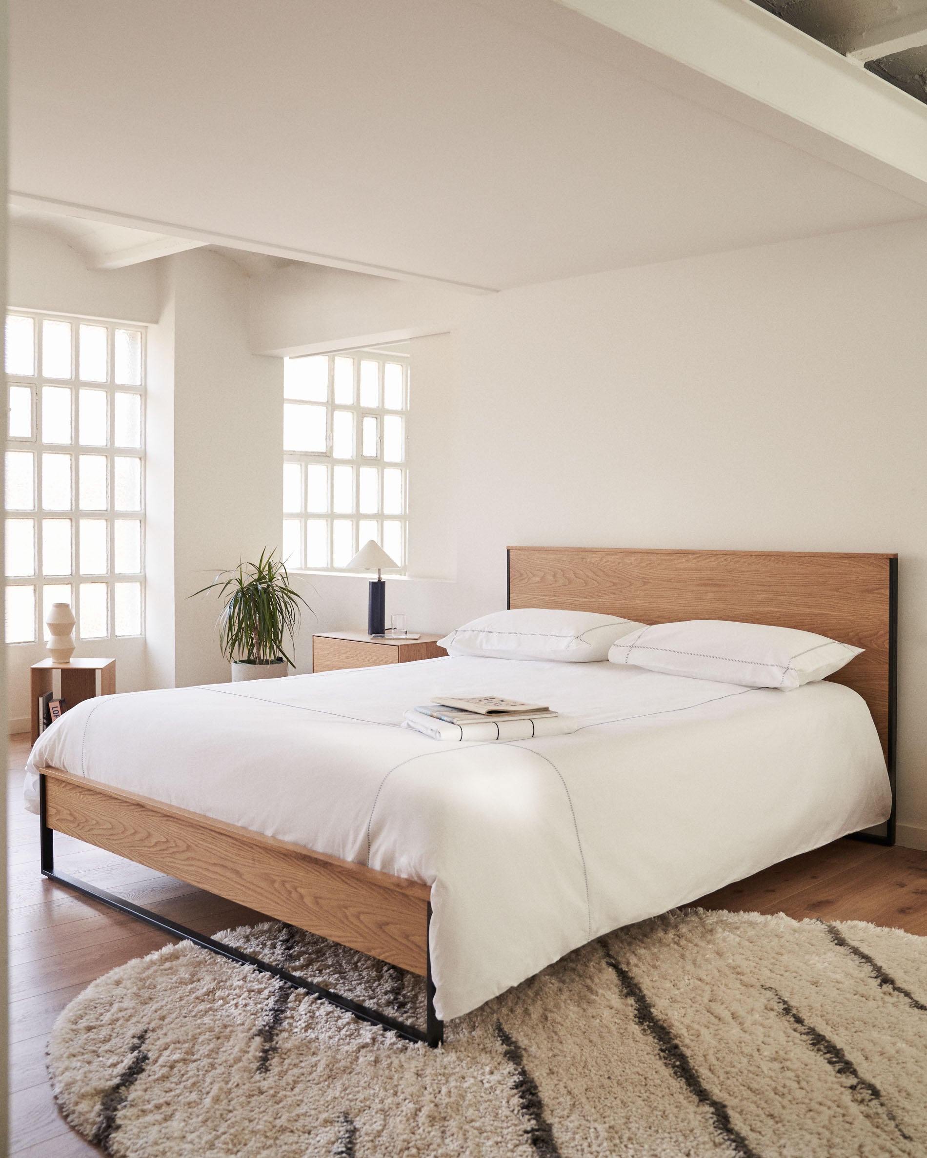Taiana oak wood veneer bed with steel legs in a black finish, 160 x 200 cm - Lifestyle