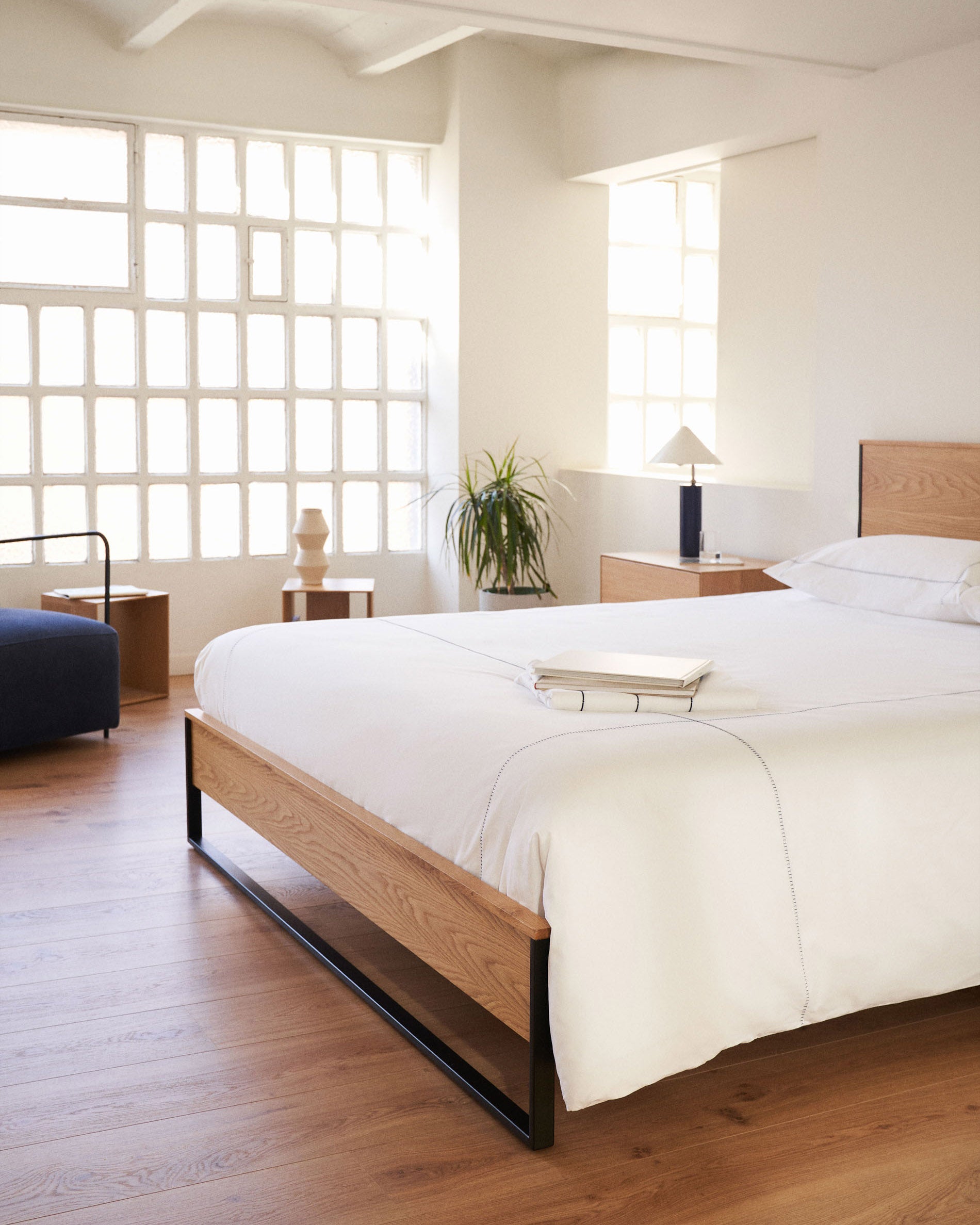 Taiana oak wood veneer bed with steel legs in a black finish, 160 x 200 cm - Lifestyle