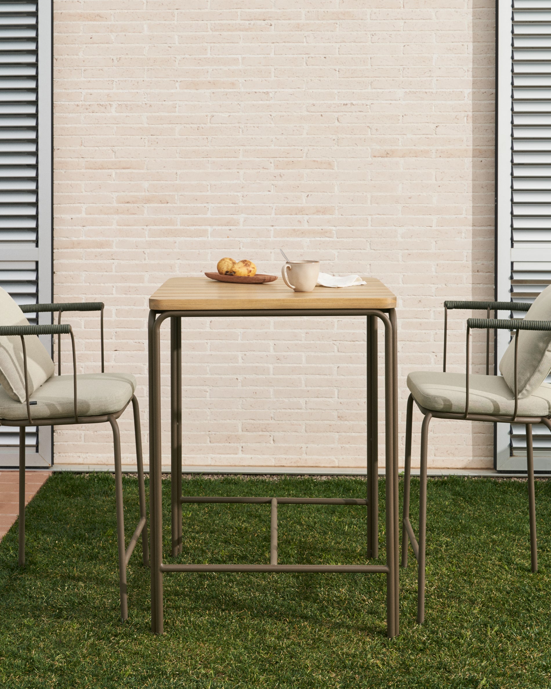 Salguer solid acacia & brown steel bar table, outdoor suitable, 70 x 70 cm FSC 100% - Lifestyle