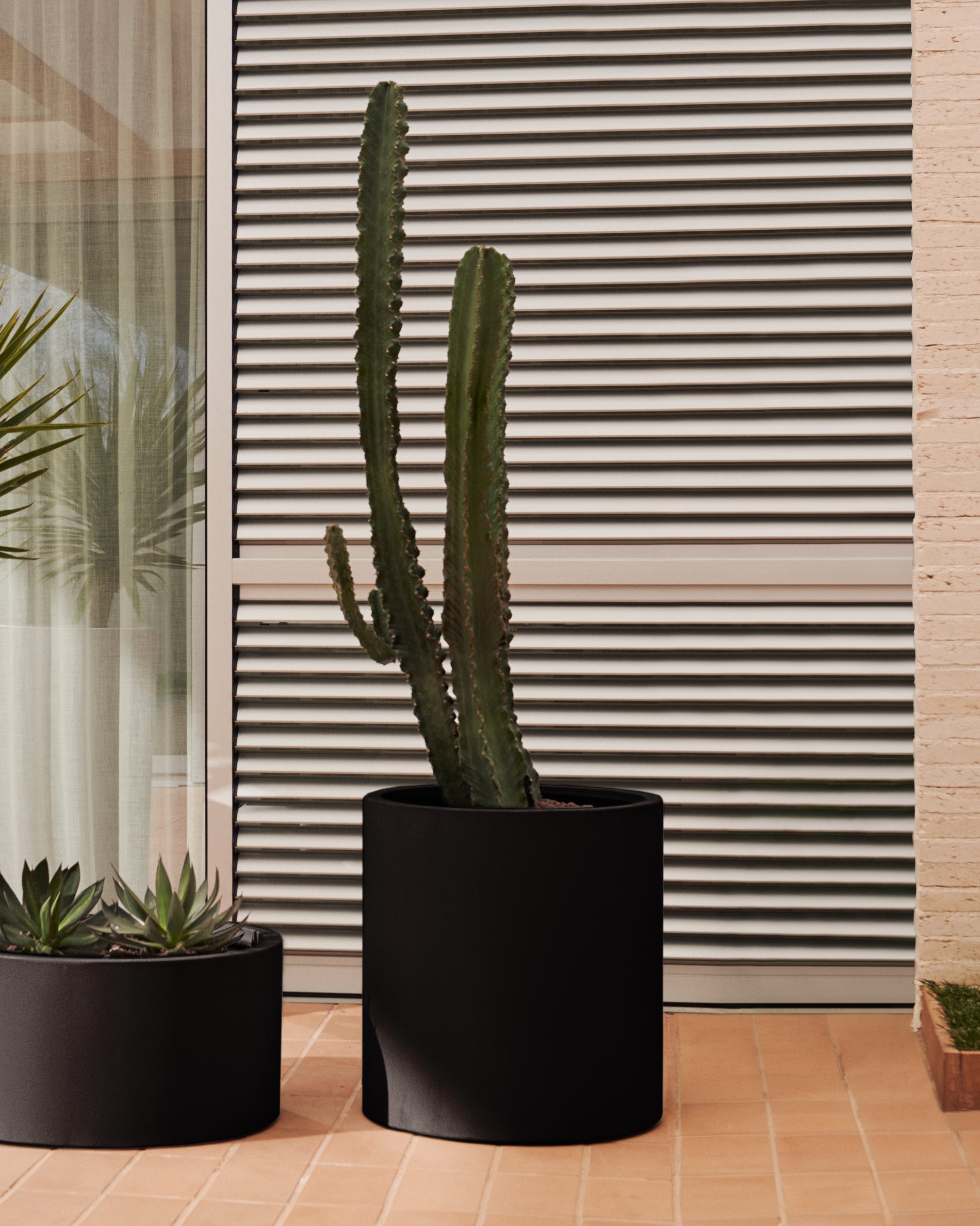 Aiguablava plant pot in black cement, Ø 52 cm - Lifestyle