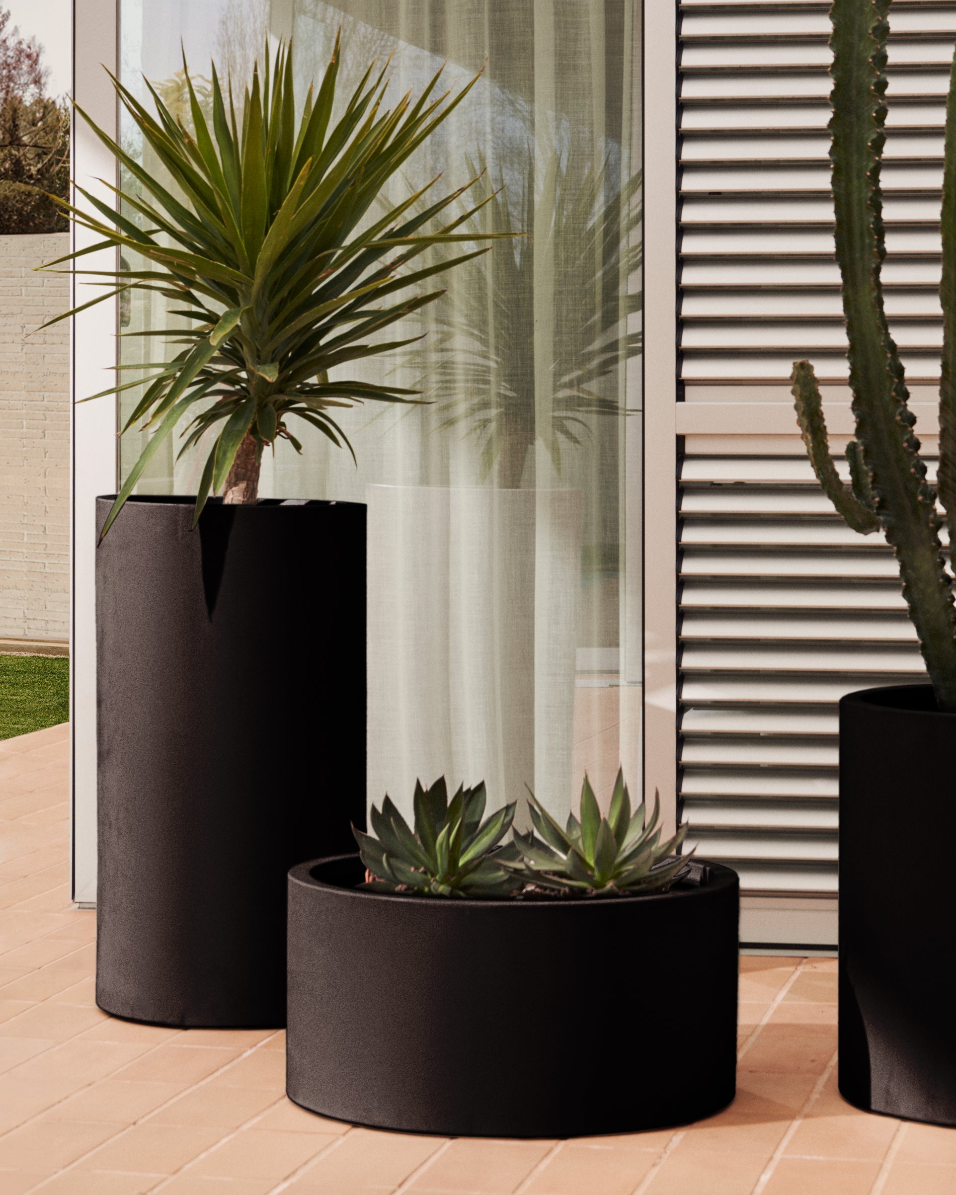 Aiguablava plant pot in black cement, Ø 62 cm - Lifestyle