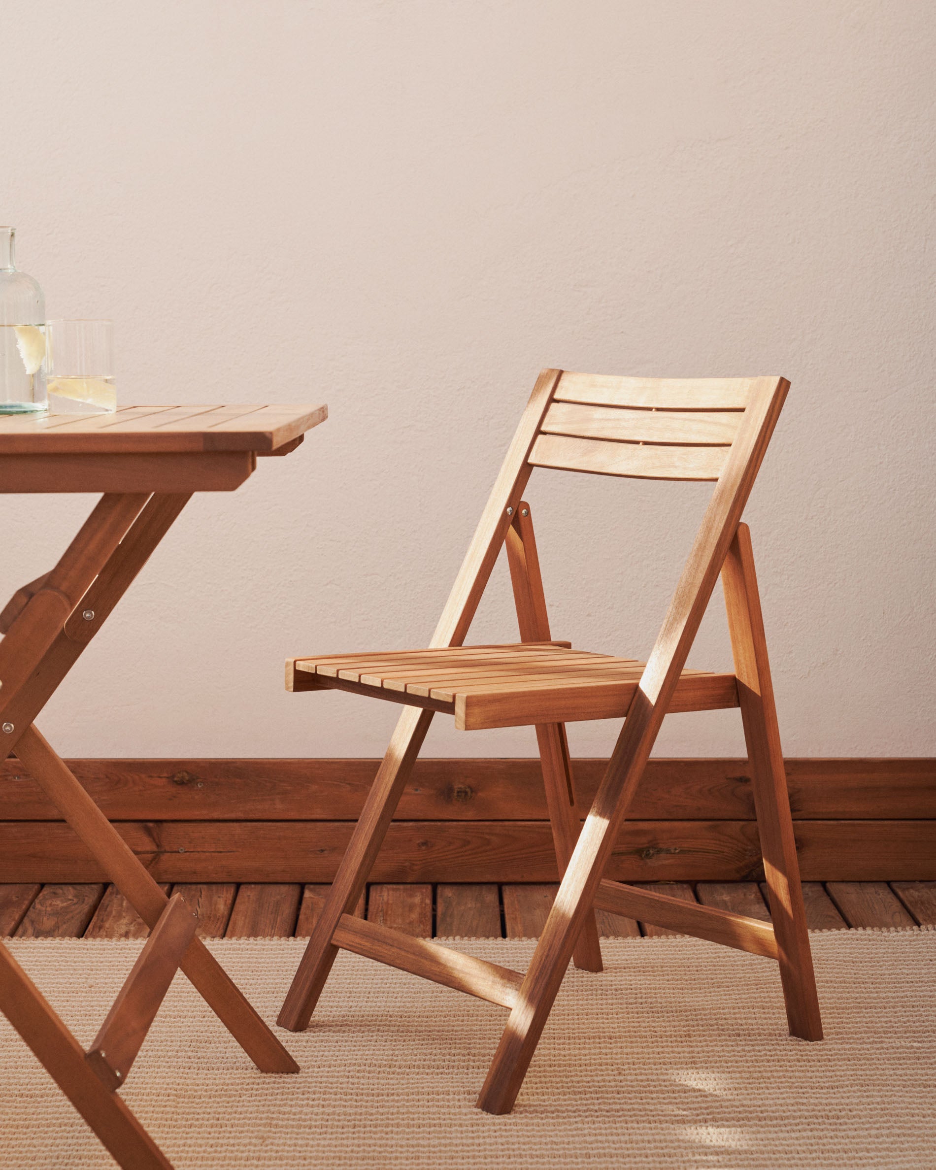 Sadirar folding outdoor chair made from solid acacia wood FSC 100% - Lifestyle
