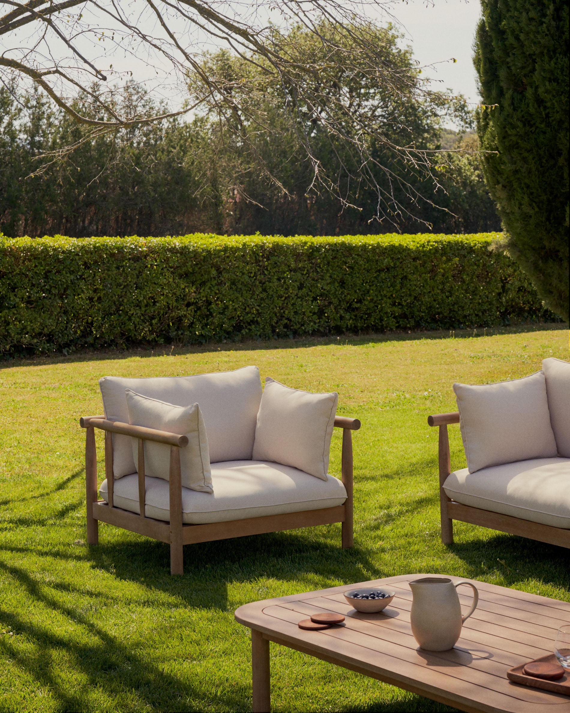 Sacova set of 2 armchairs, 2 seater sofa and coffee table in solid eucalyptus wood FSC - Lifestyle