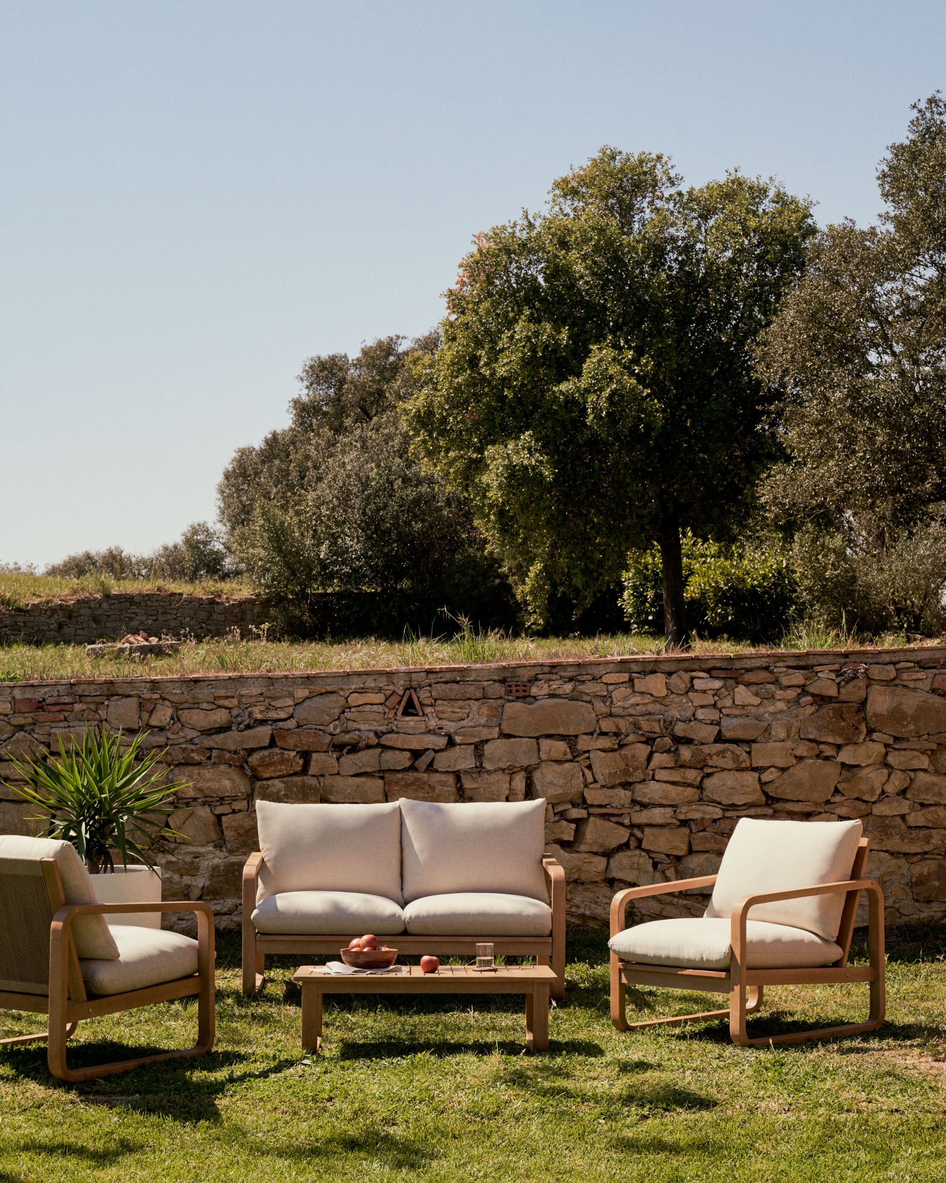 Sacaleta 2 seater sofa, made from solid eucalyptus wood 142 cm - Lifestyle