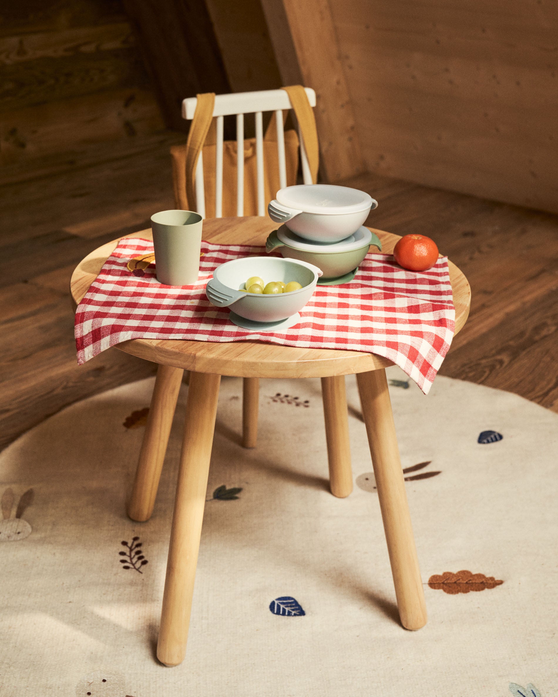 Round Dilcia kids table in solid rubber wood Ø 55 cm - Lifestyle