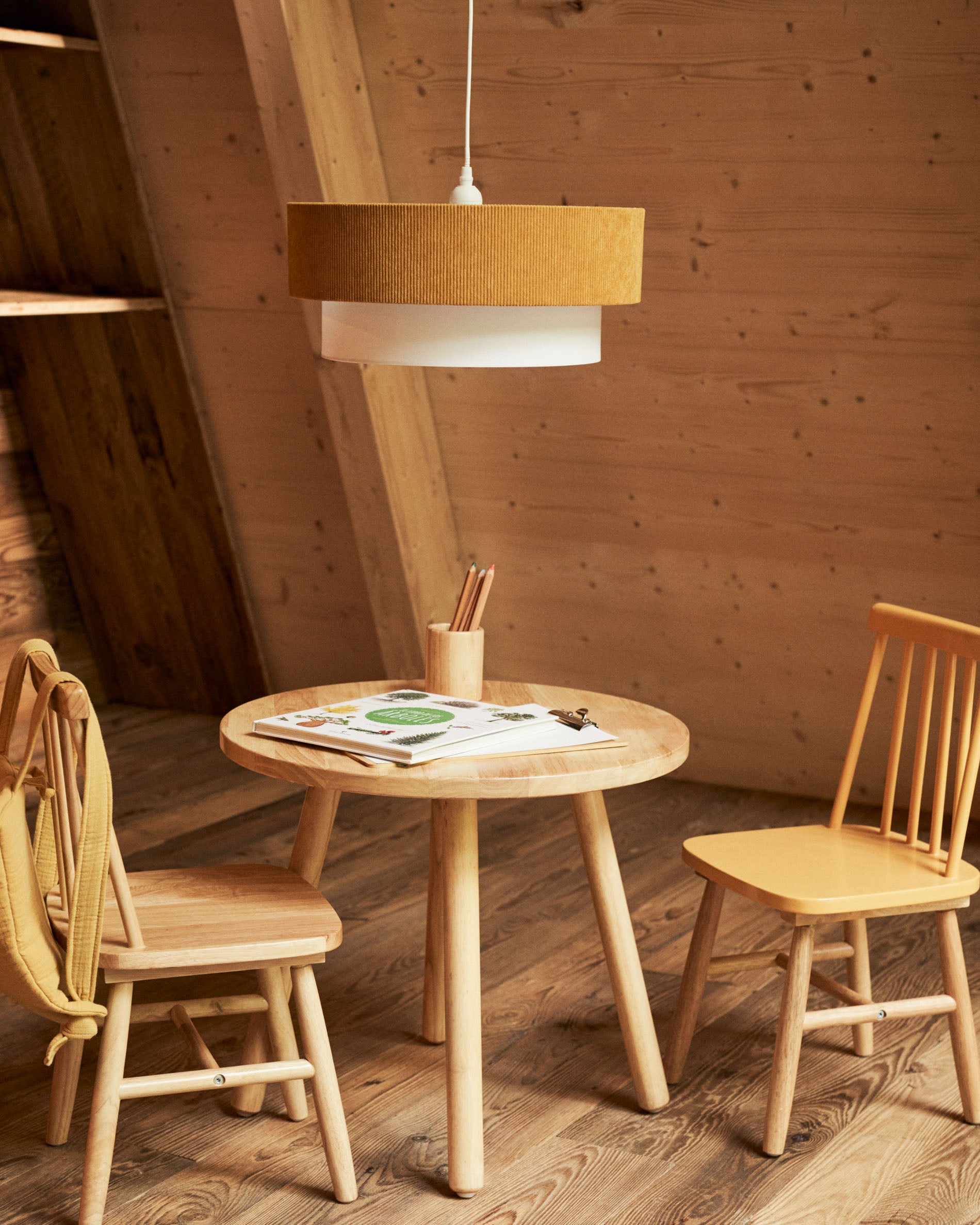 Round Dilcia kids table in solid rubber wood Ø 55 cm - Lifestyle