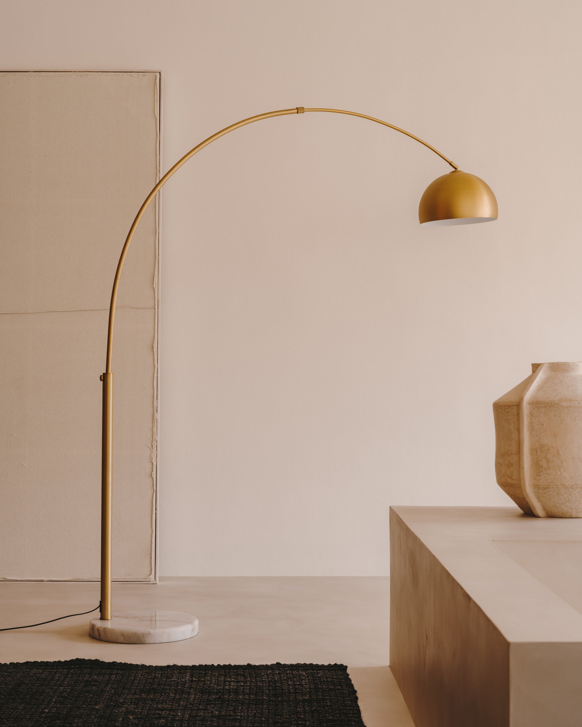 Madali metal floor lamp with brass and white marble finish - Lifestyle