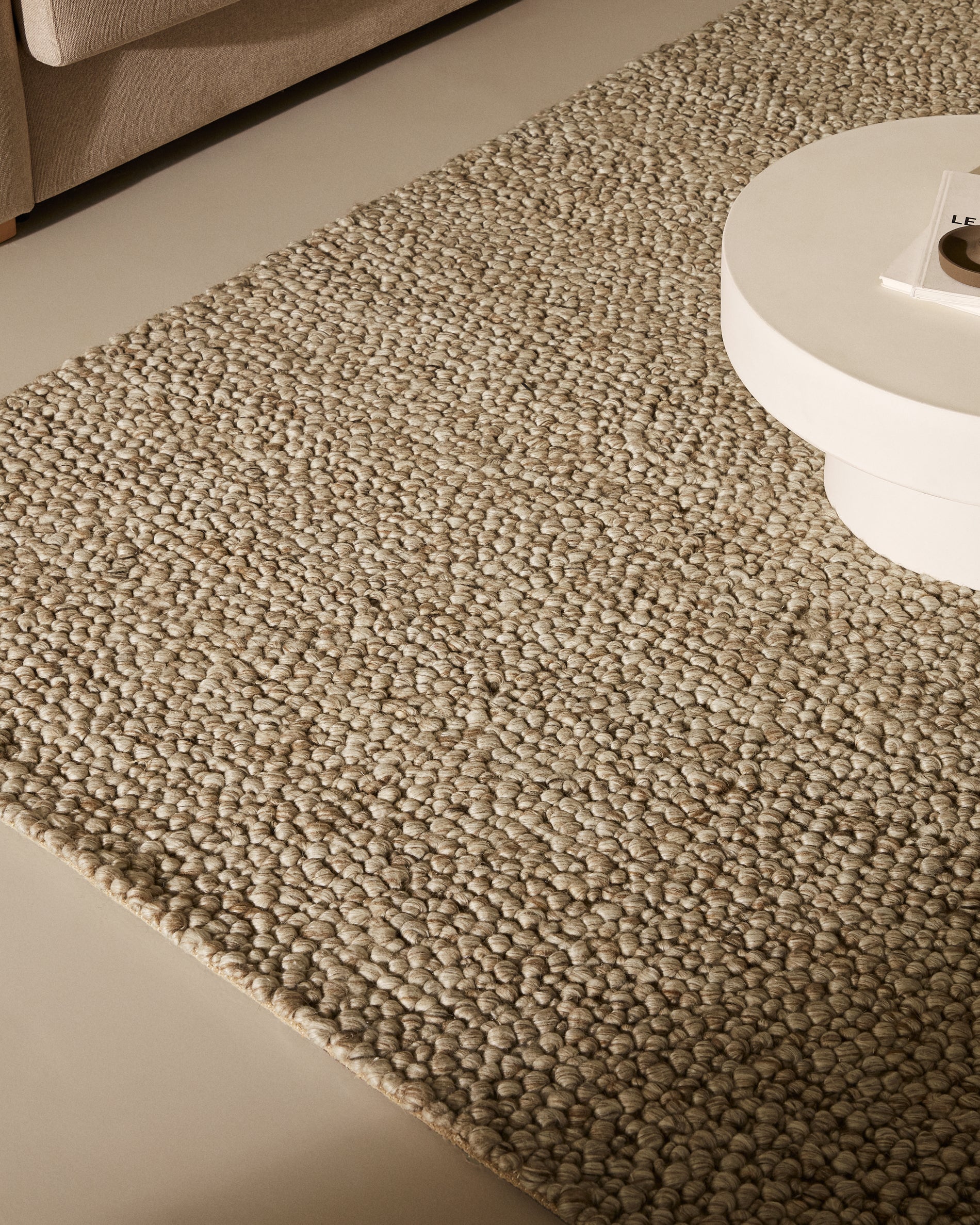 Lubrin rug in grey wool, 200 x 300 cm - Lifestyle