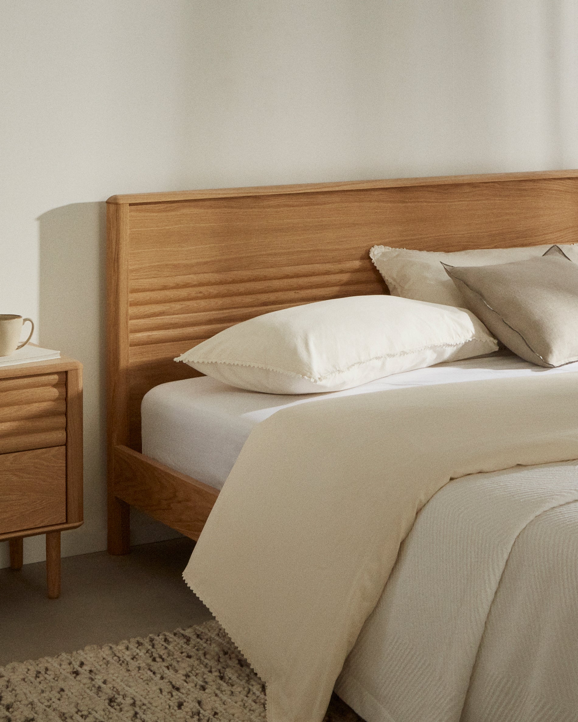 Lenon bed in solid oak and oak wood veneer for 180 x 200 cm mattresses, FSC MIX Credit - Lifestyle