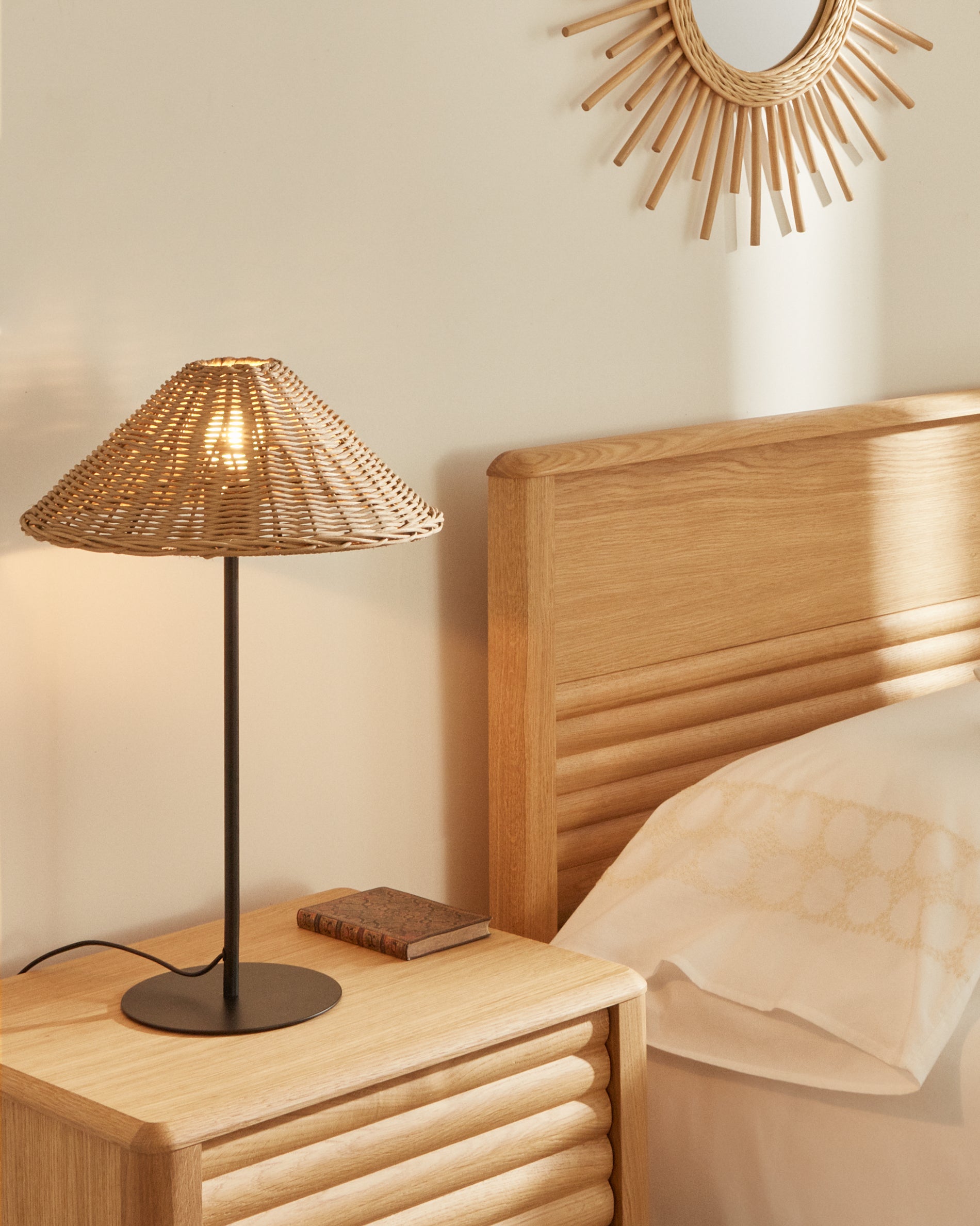 Urania table lamp in rattan and metal with black painted finished - Lifestyle