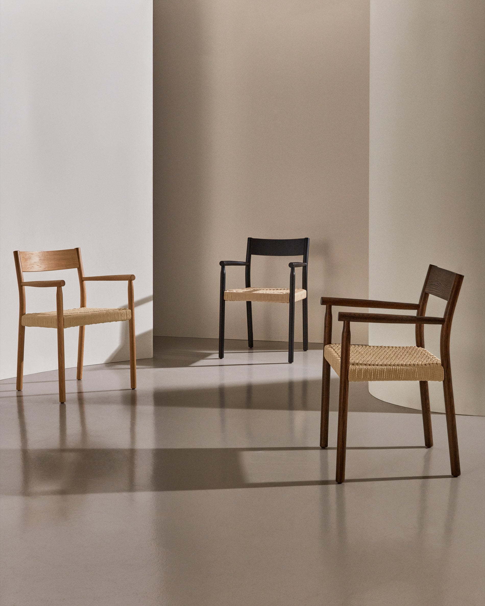 Yalia chair in solid oak with walnut finish and rope seat FSC 100% - Lifestyle