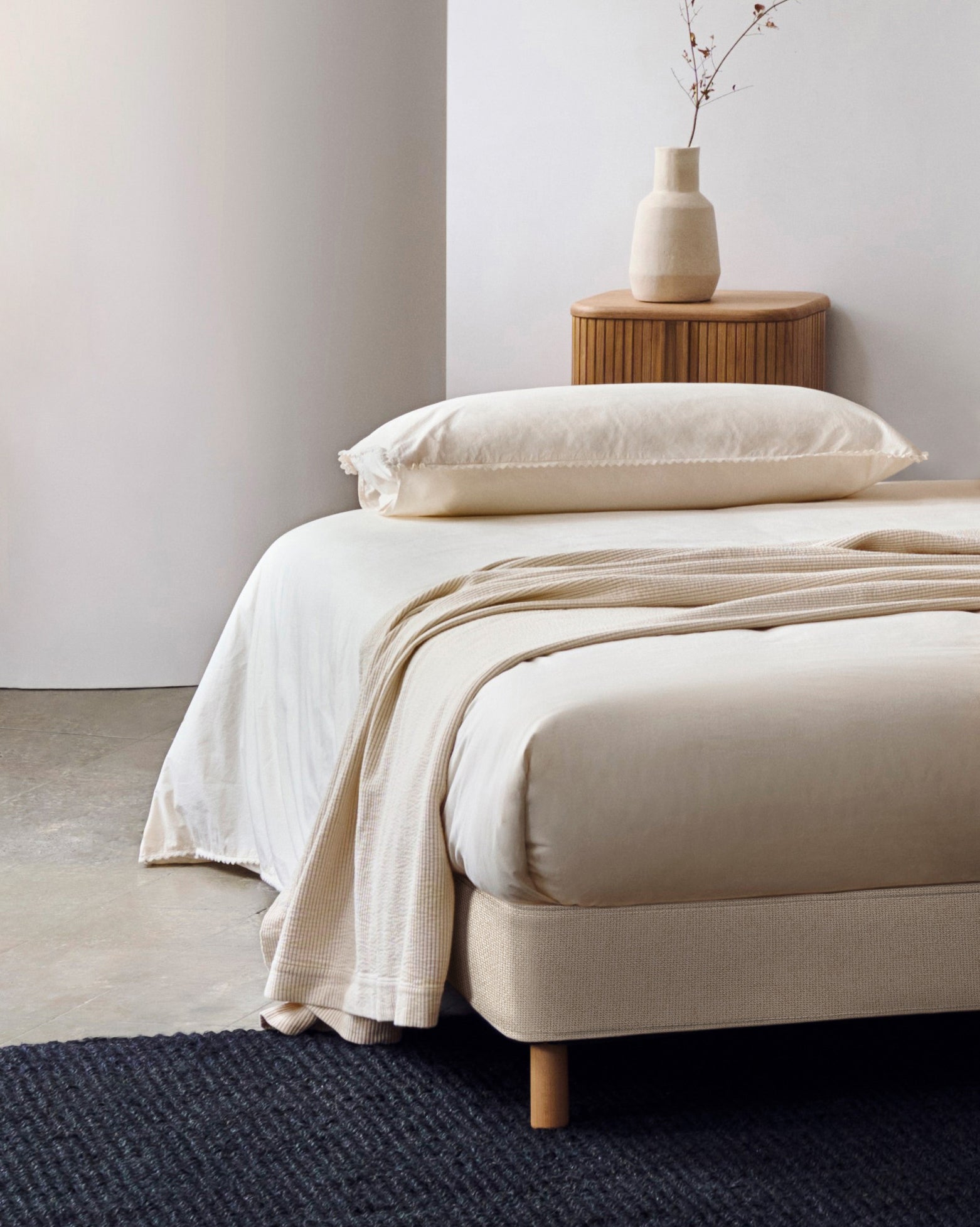Ofelia base with ecru removable cover and solid beech wooden legs for a 90 x 200 cm mattress FSC Mix Credit - Lifestyle