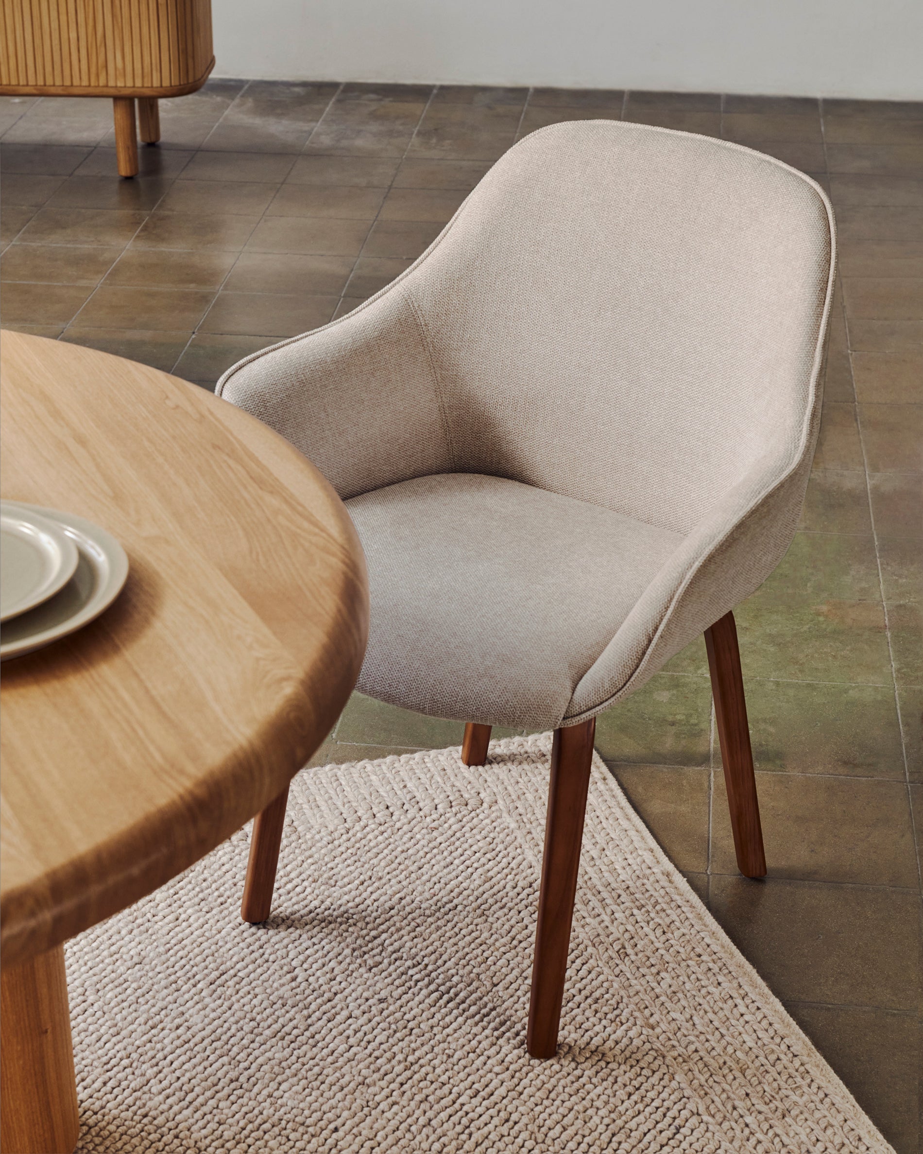 Aleli beige chenille chair with solid ash wood legs and natural finish - Lifestyle