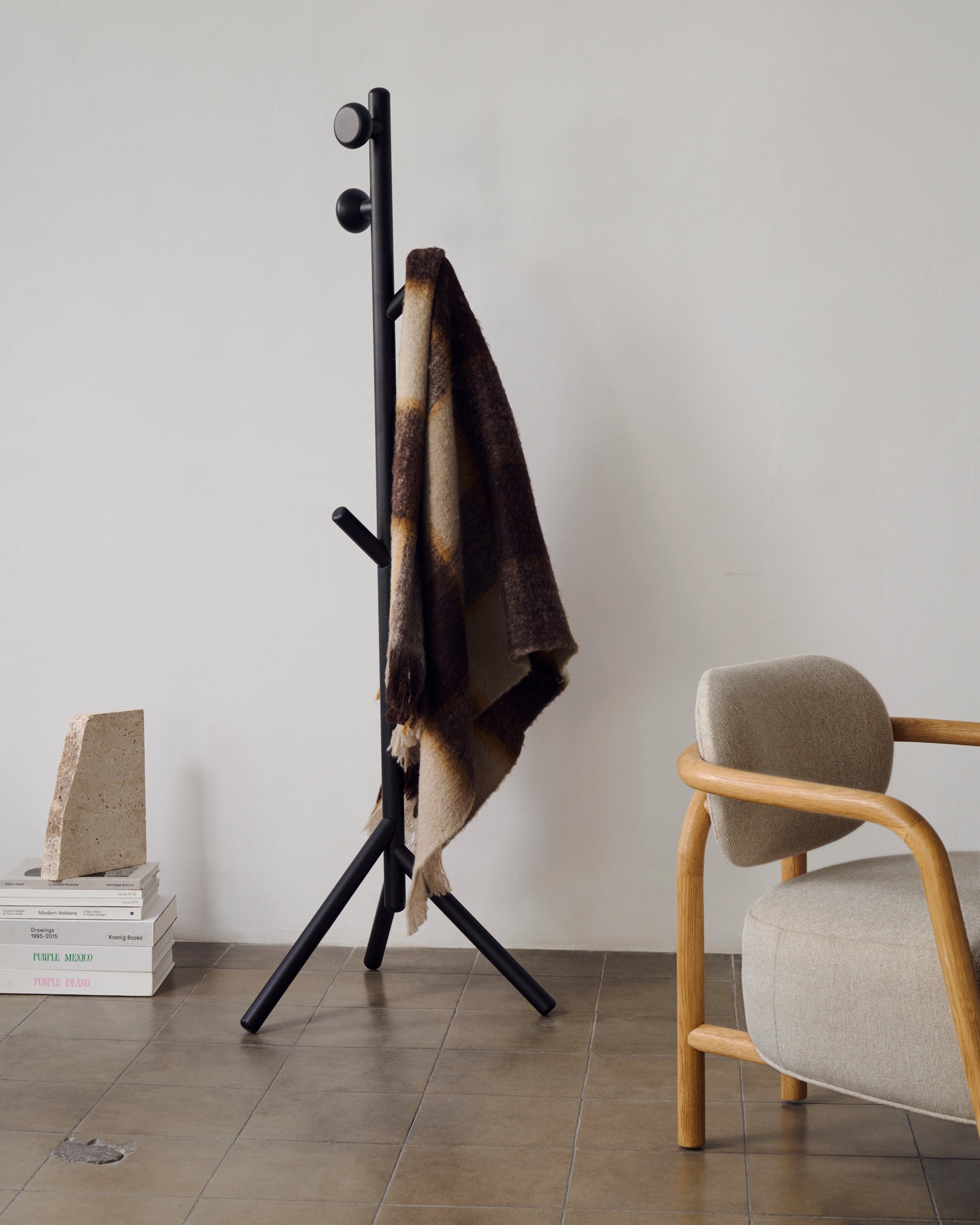 Nadue coat rack in solid beech wood with black finish 163 cm - Lifestyle