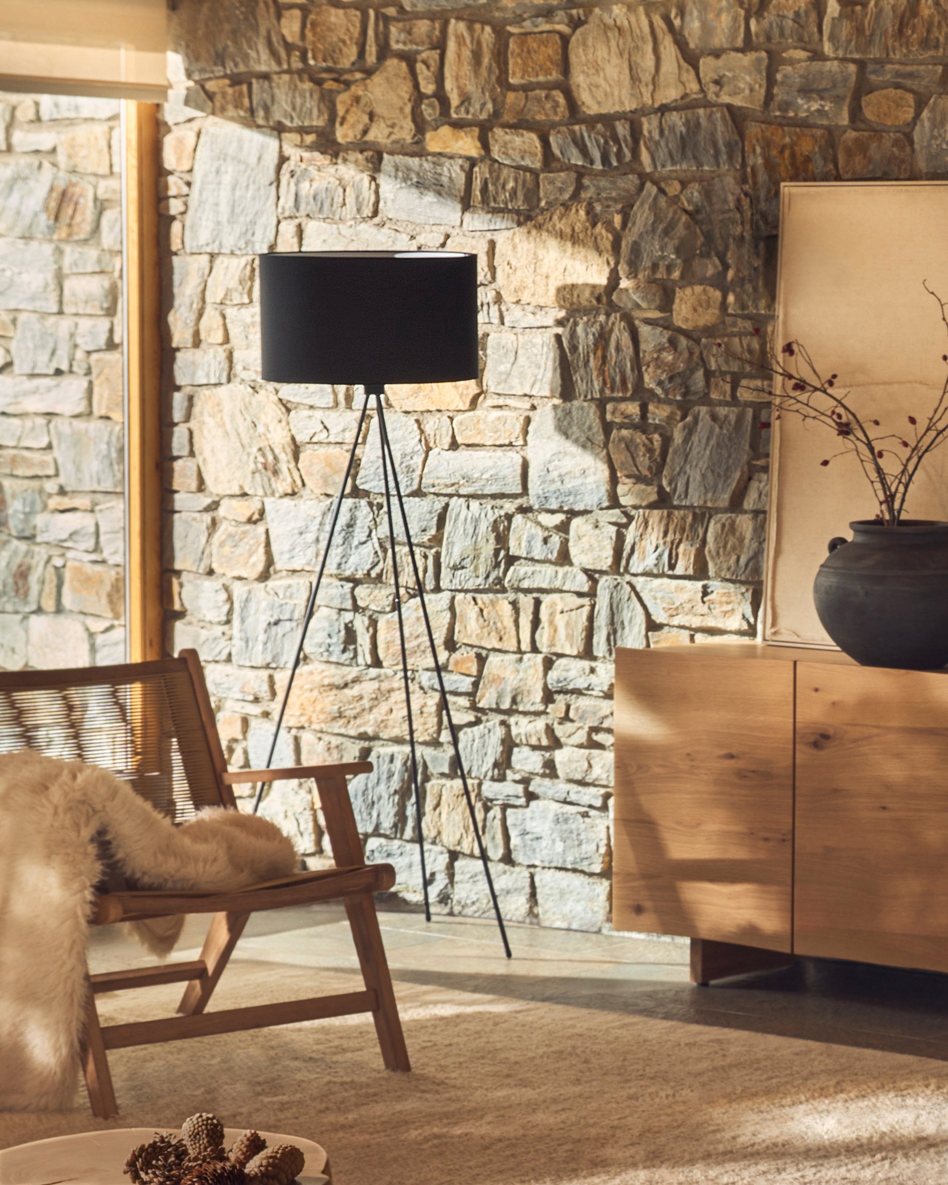Ikia floor lamp in steel with black finish - Lifestyle