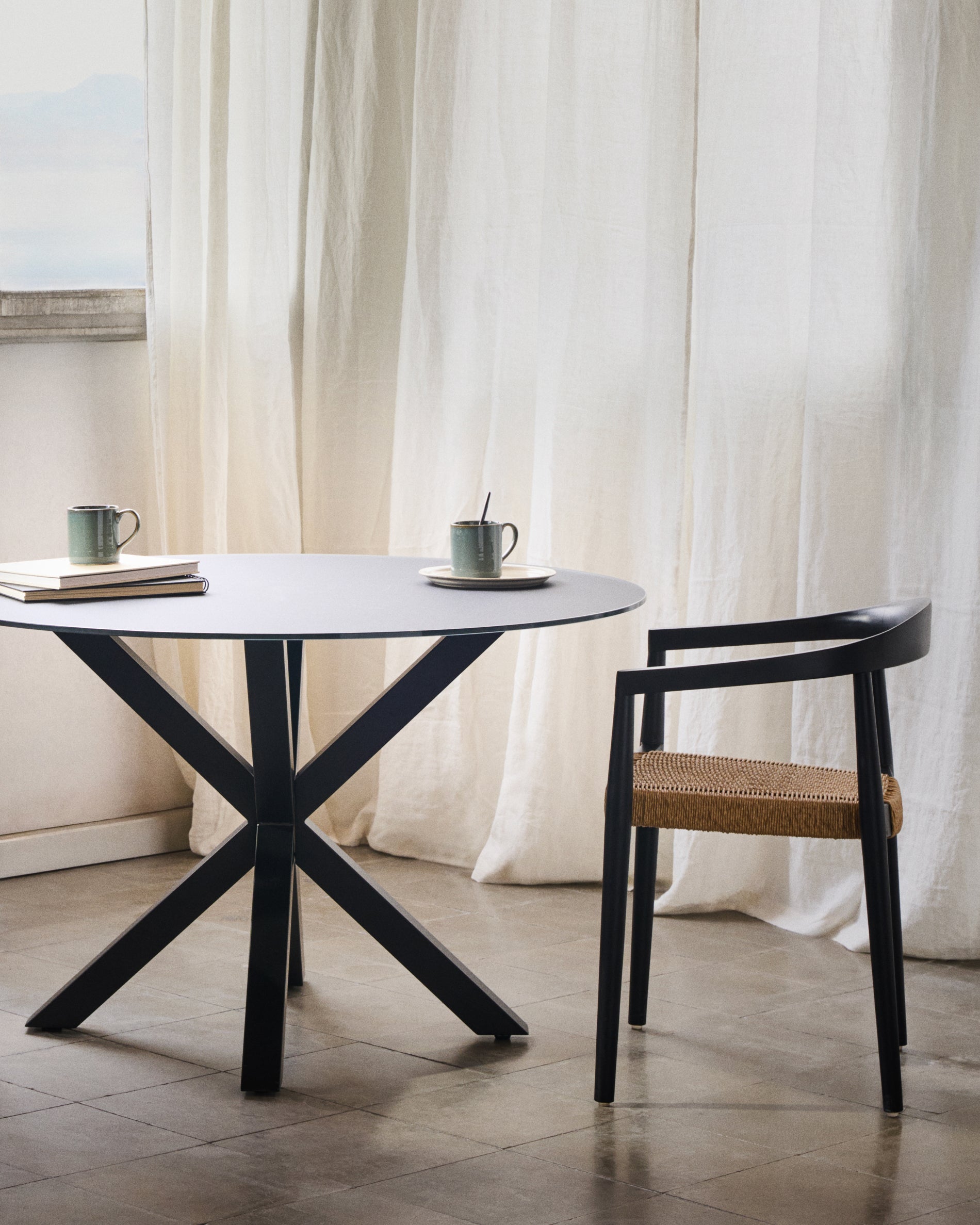 Argo round table with black glass and black steel legs Ø 120 cm - Lifestyle