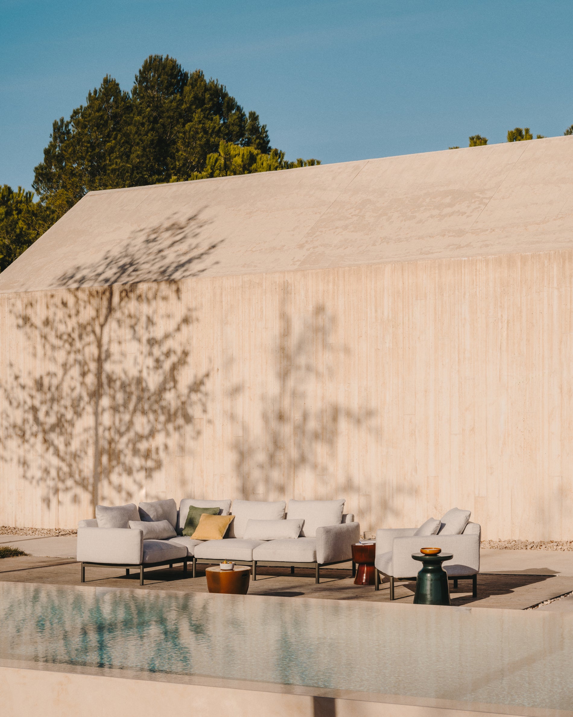 Sorells modular outdoor armchair in aluminium with a grey finish - Lifestyle