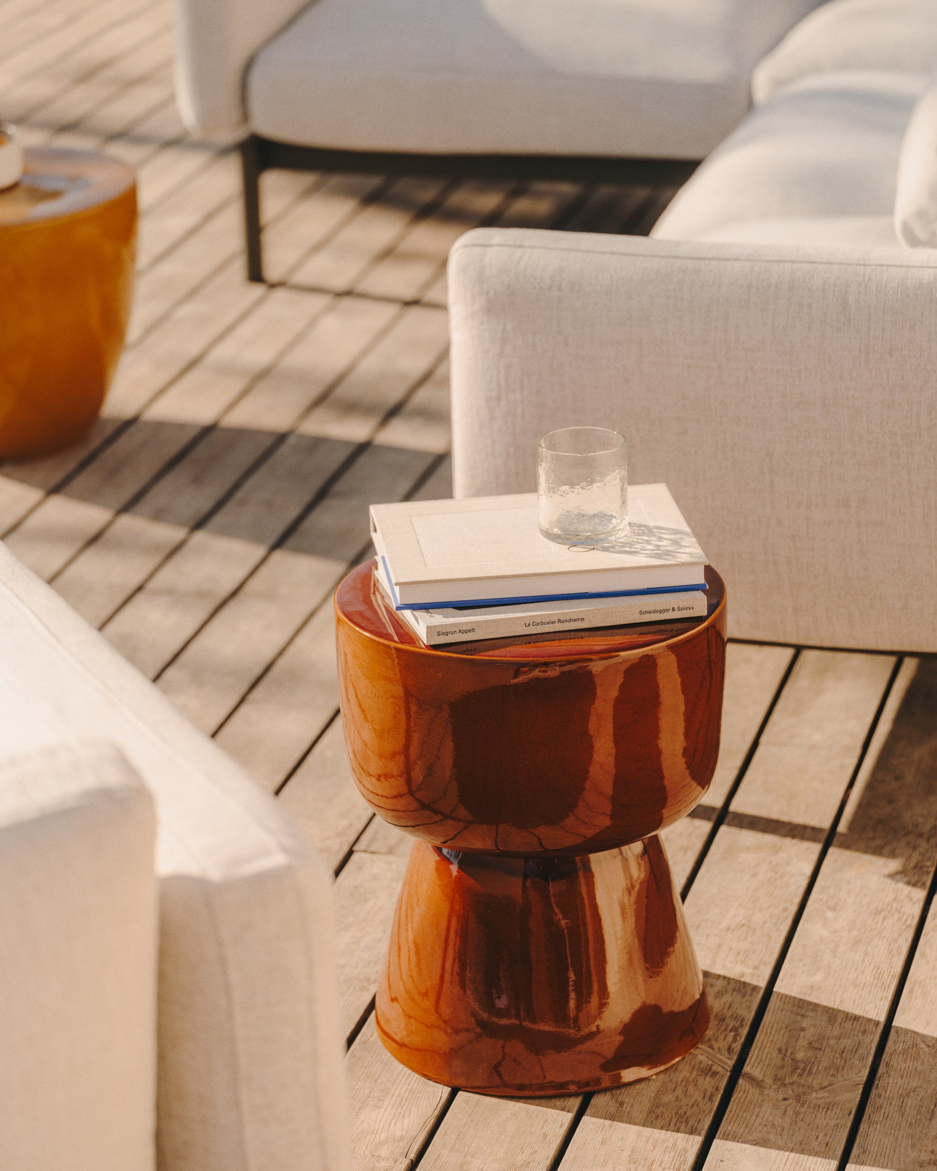 Mesquida outdoor side table made of ceramic with glazed terracotta finish Ø 35 cm - Lifestyle