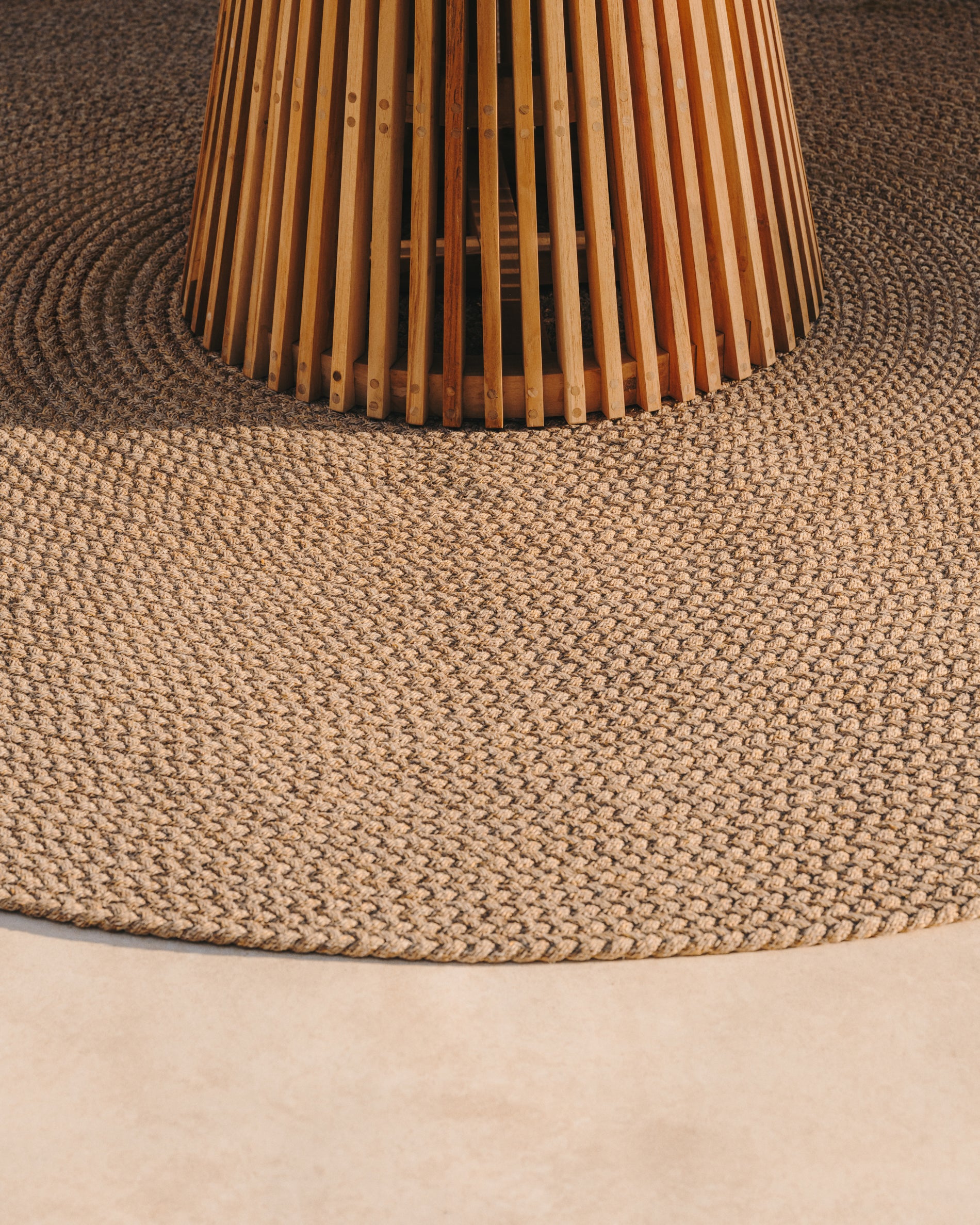 Despas beige round rug made from synthetic fibres Ø 200 cm - Lifestyle