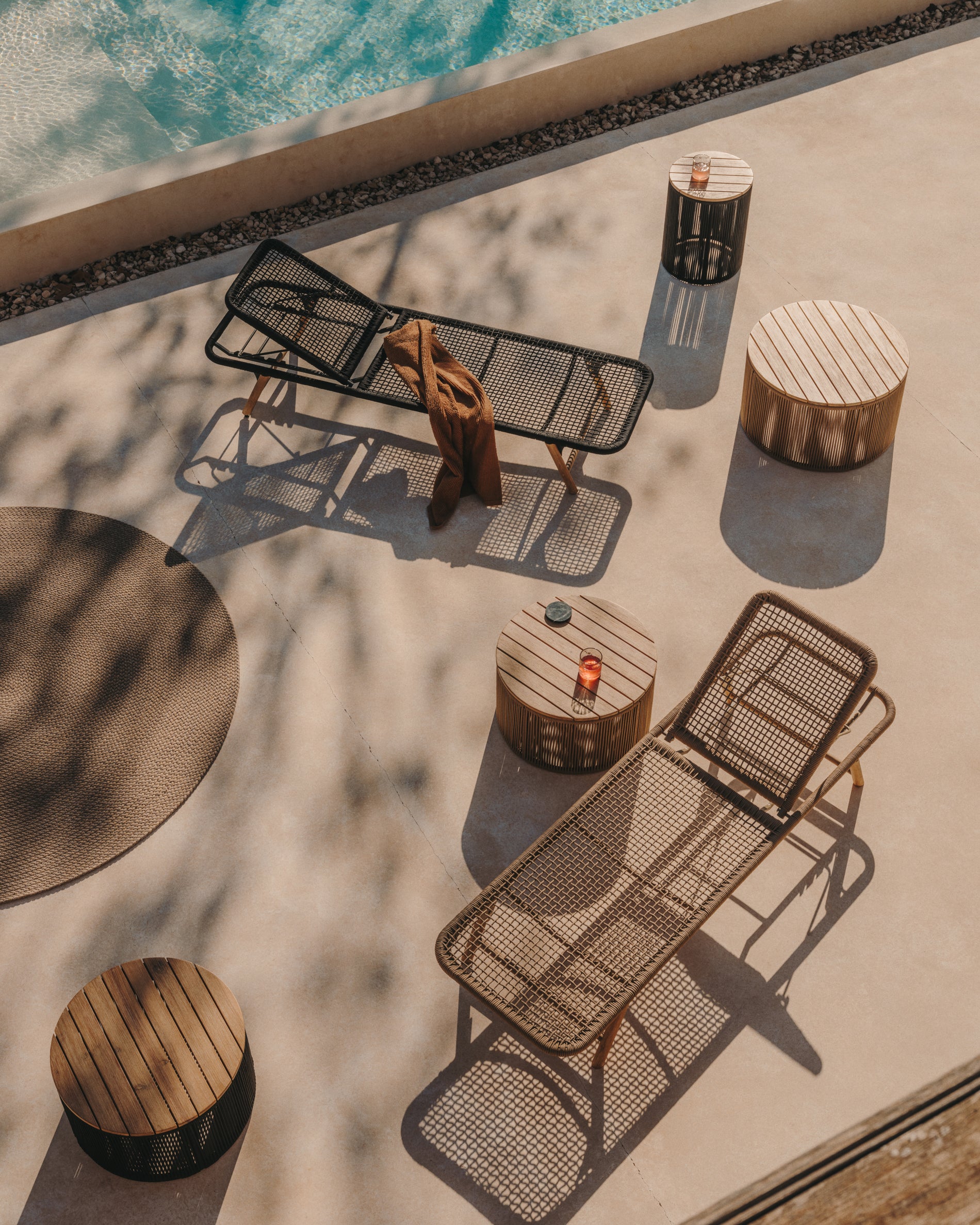 Dandara coffee table made of steel, beige cord and solid acacia wood, Ø70 cm FSC 100% - Lifestyle