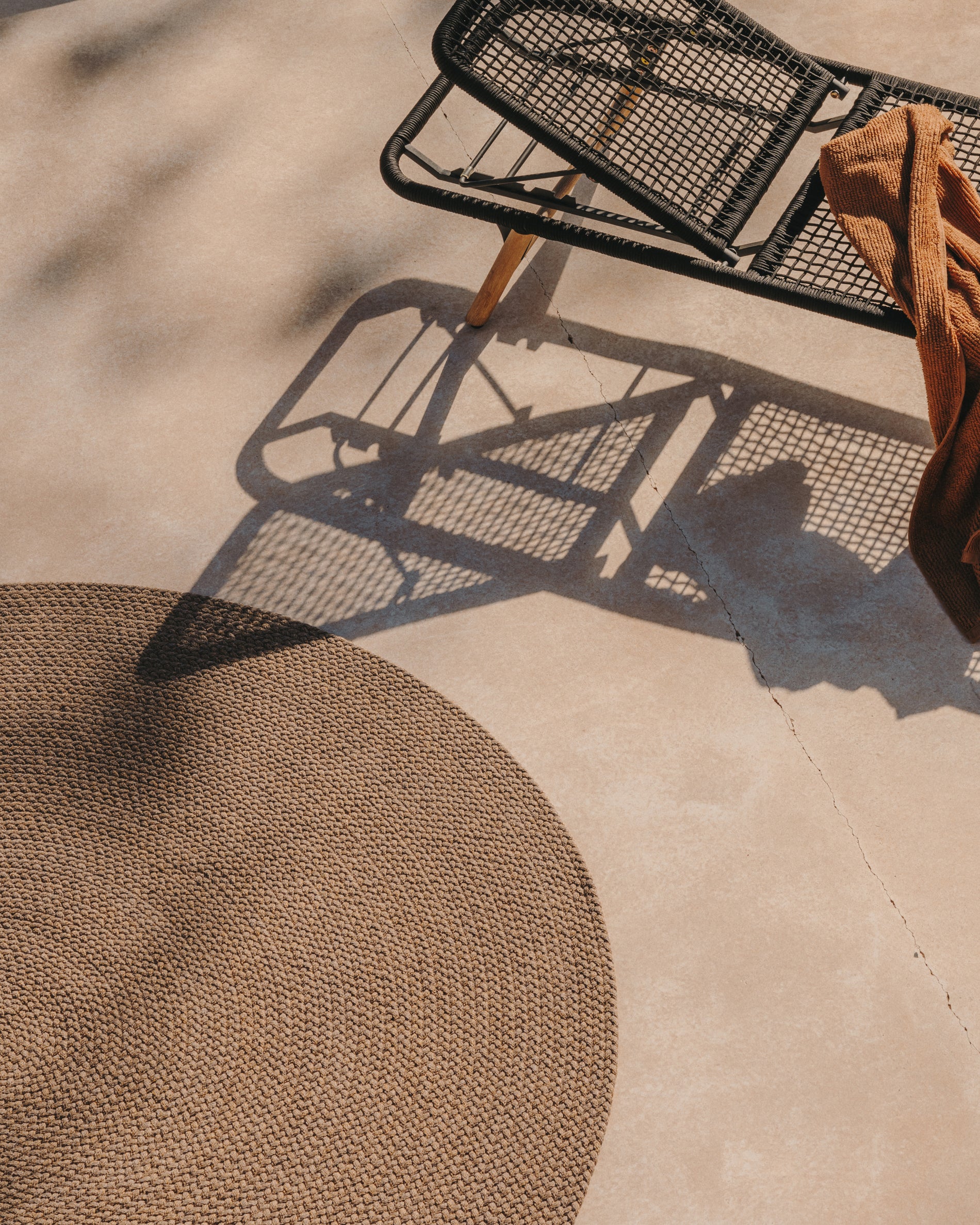 Despas beige round rug made from synthetic fibres Ø 200 cm - Lifestyle