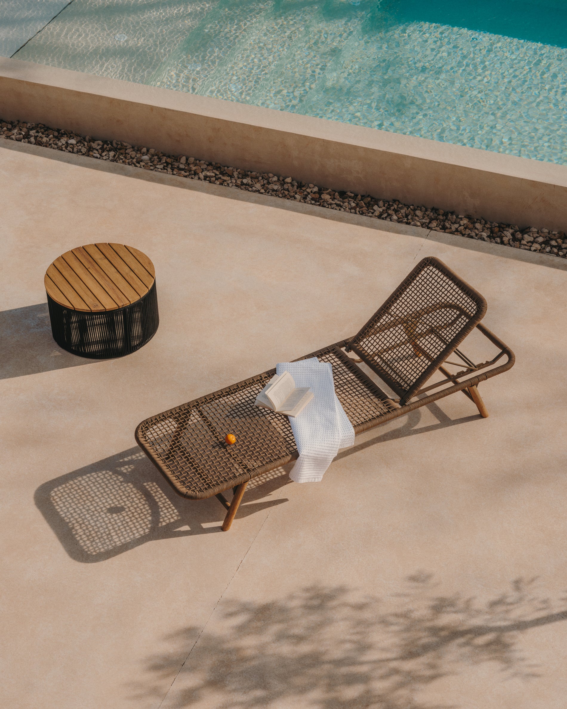 Dandara coffee table made of steel, black cord and solid acacia wood, Ø70 cm FSC 100% - Lifestyle