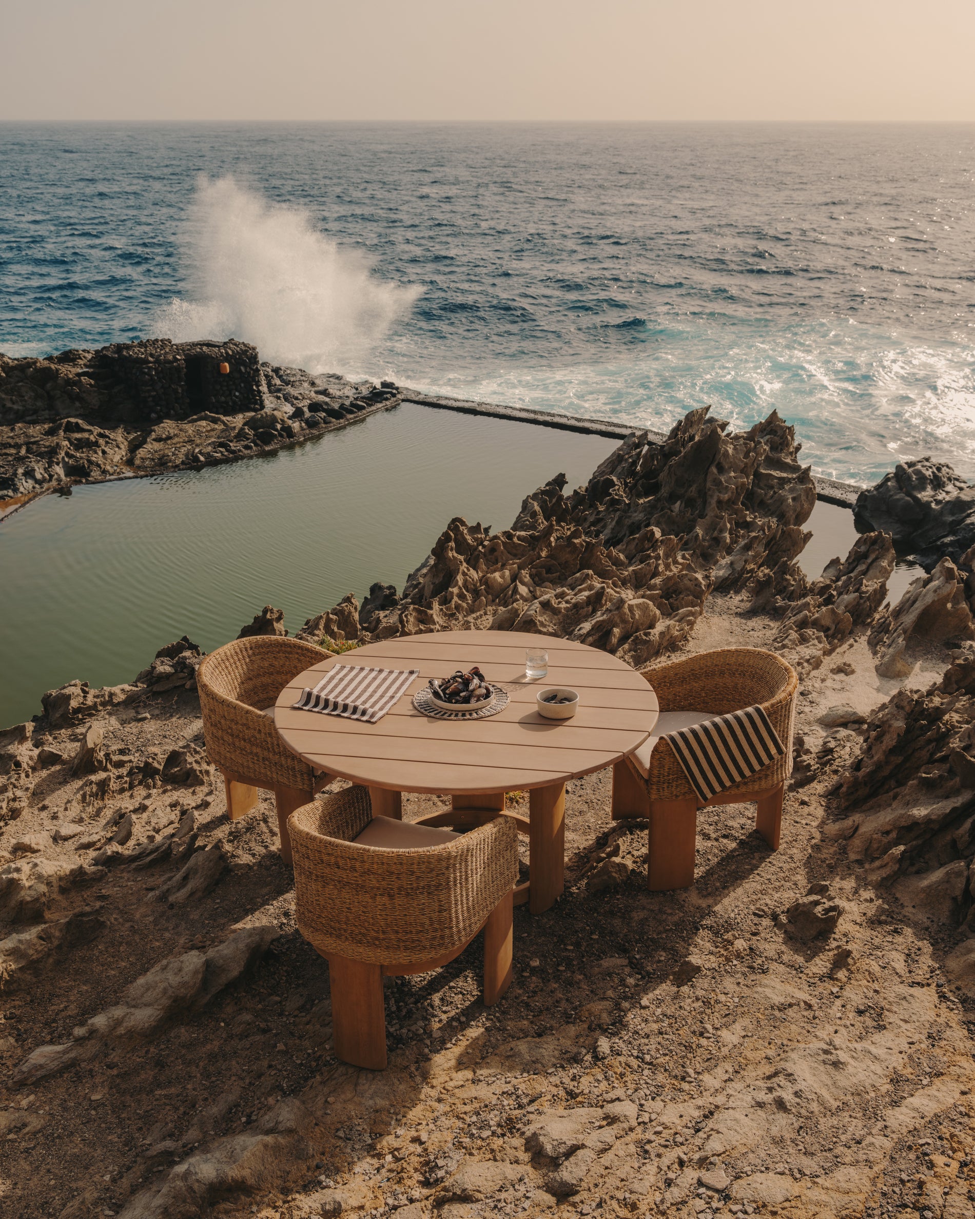 Xoriguer chair in synthetic rattan and solid eucalyptus wood FSC 100% - Lifestyle