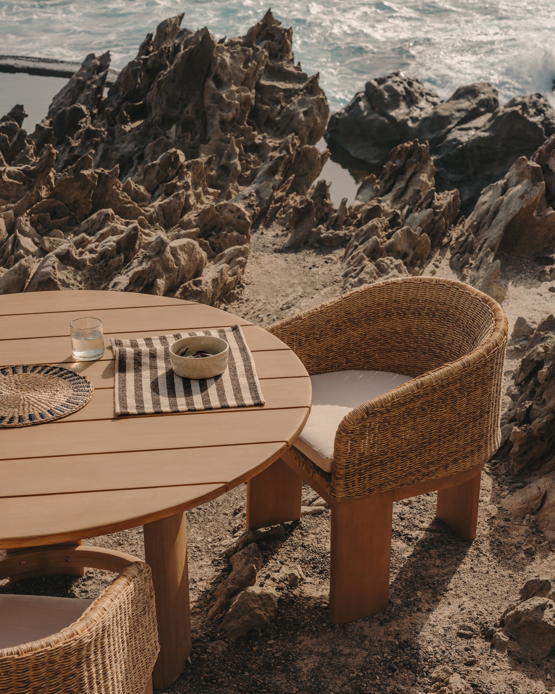 Xoriguer chair in synthetic rattan and solid eucalyptus wood FSC 100% - Lifestyle