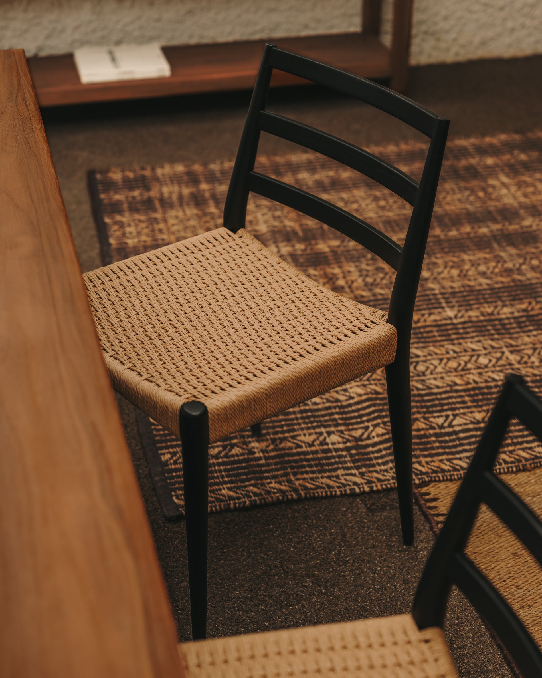 Analy chair in solid oak with black finish and rope seat FSC 100% - Lifestyle