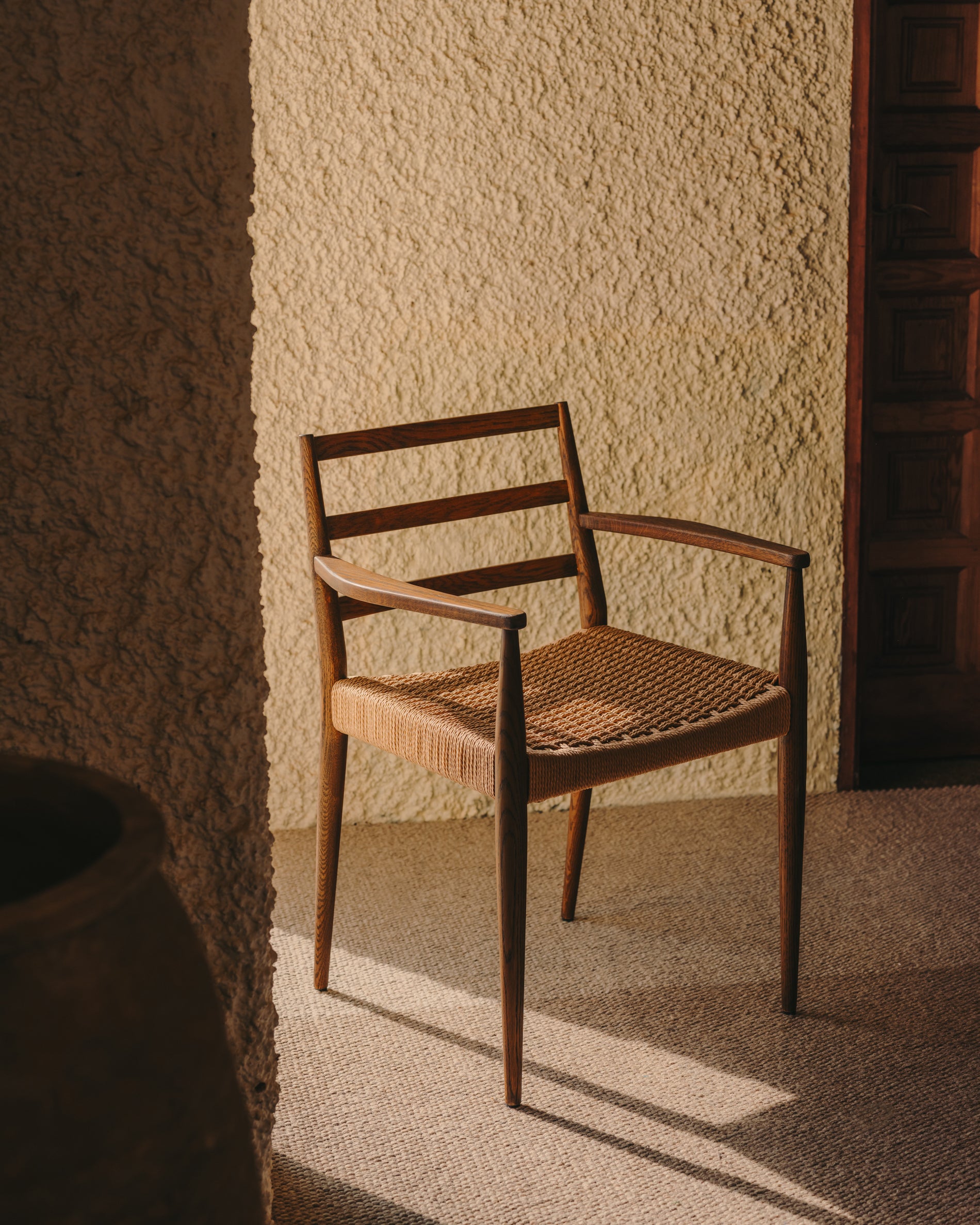 Analy chair with armrests in solid oak wood in a walnut finish and rope cord seat FSC 100% - Lifestyle