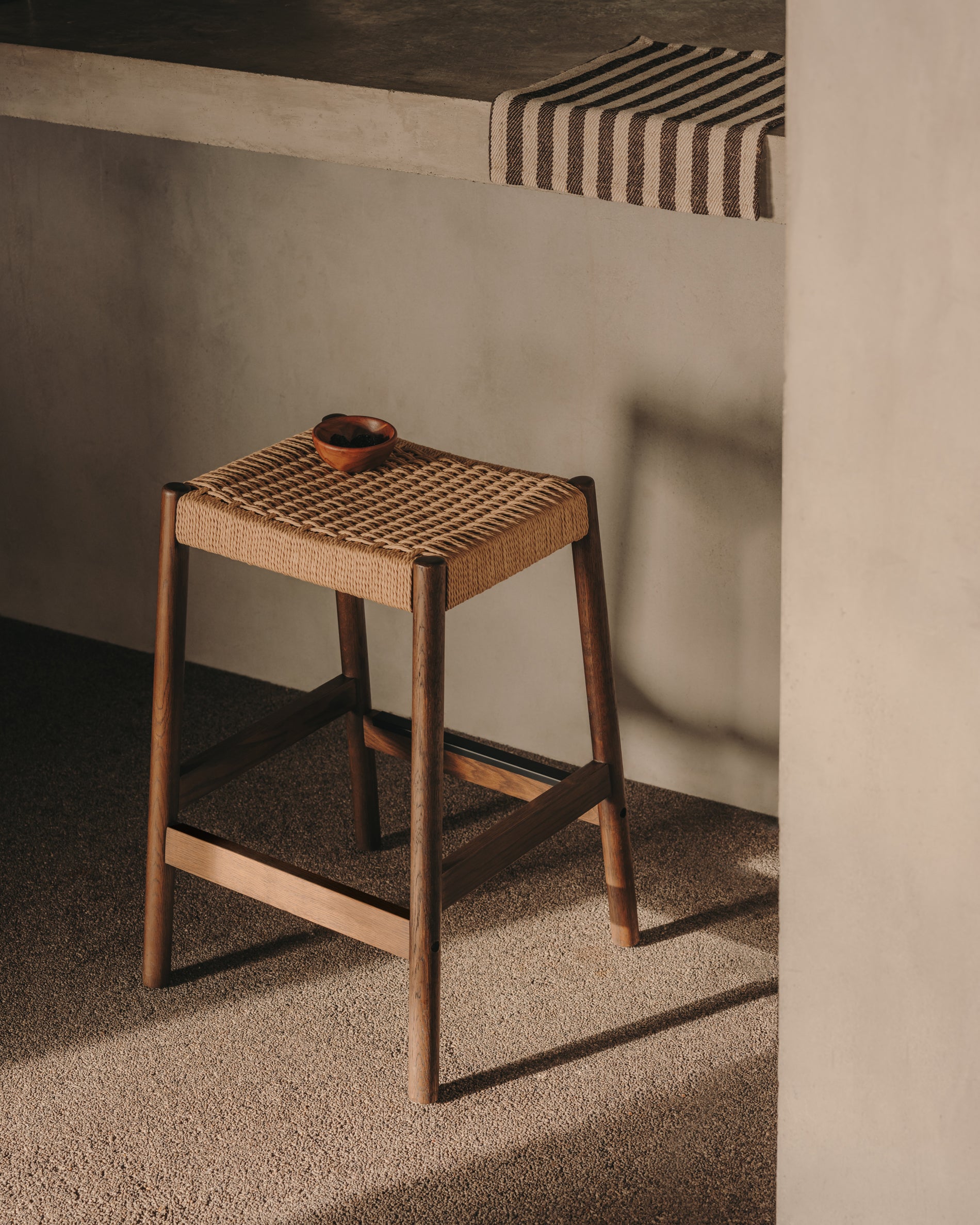 Yalia stool in solid oak wood in a walnut finish and rope cord, height 65 cm FSC 100% - Lifestyle