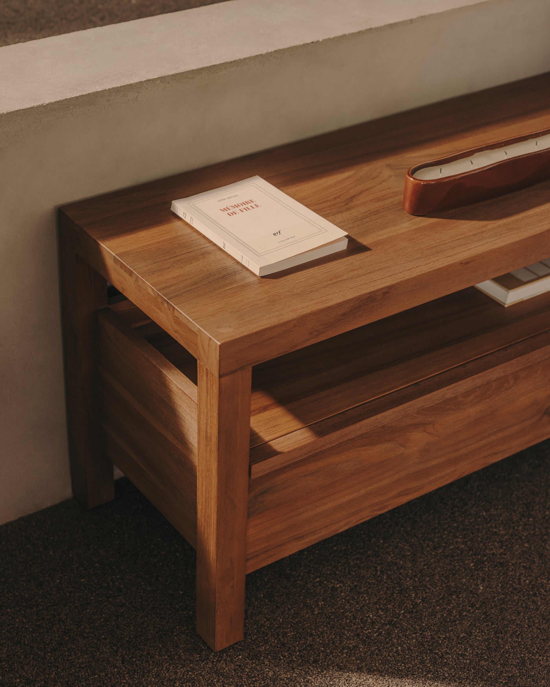 Sashi TV stand made in solid teak wood 200 x 40 cm - Lifestyle