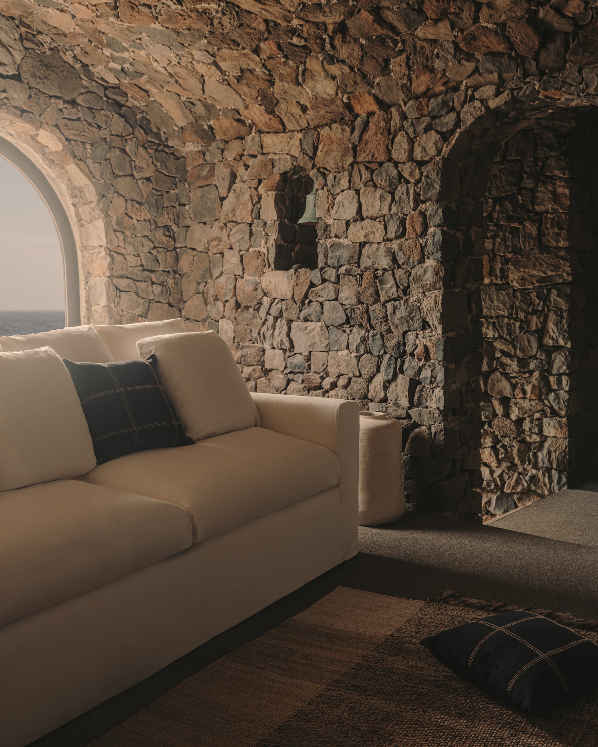 Nora 4-seater sofa with removable cover with linen and cotton cushions in taupe 340cm - Lifestyle