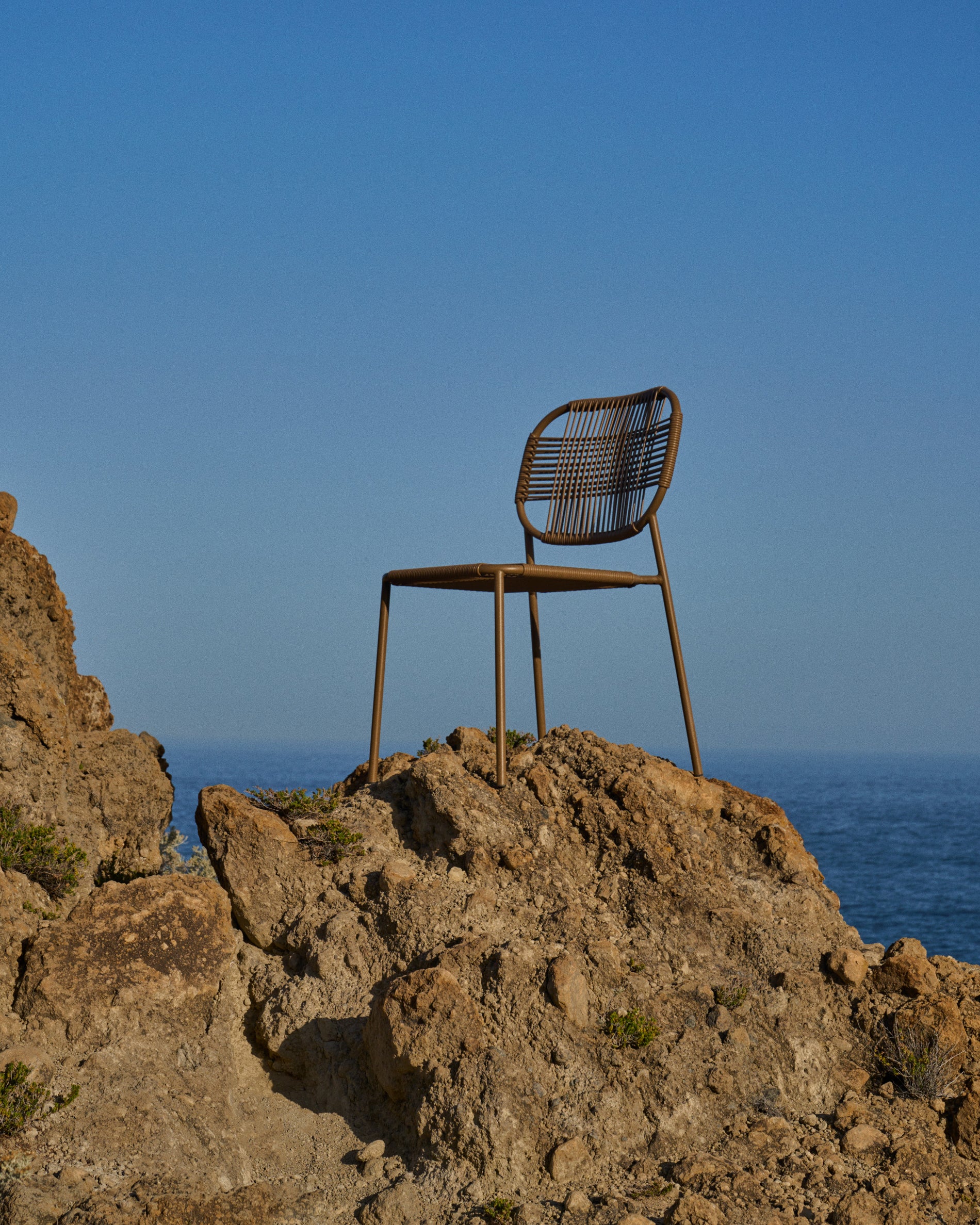 Talaier stackable outdoor chair made of synthetic rope and galvanized steel in brown finish - Lifestyle