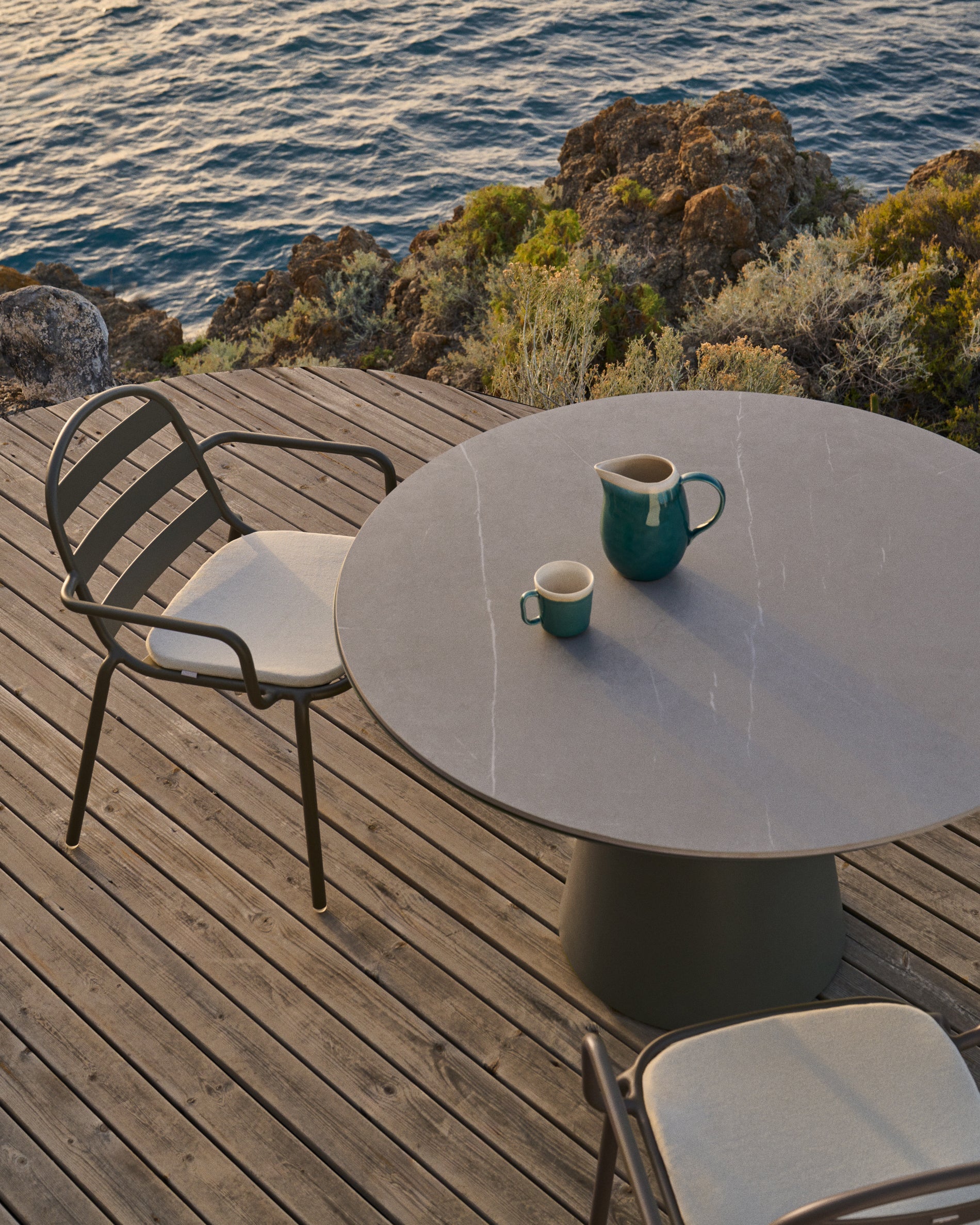 Tudons outdoor table in aluminium in a green ceramic table top, Ø120 cm - Lifestyle