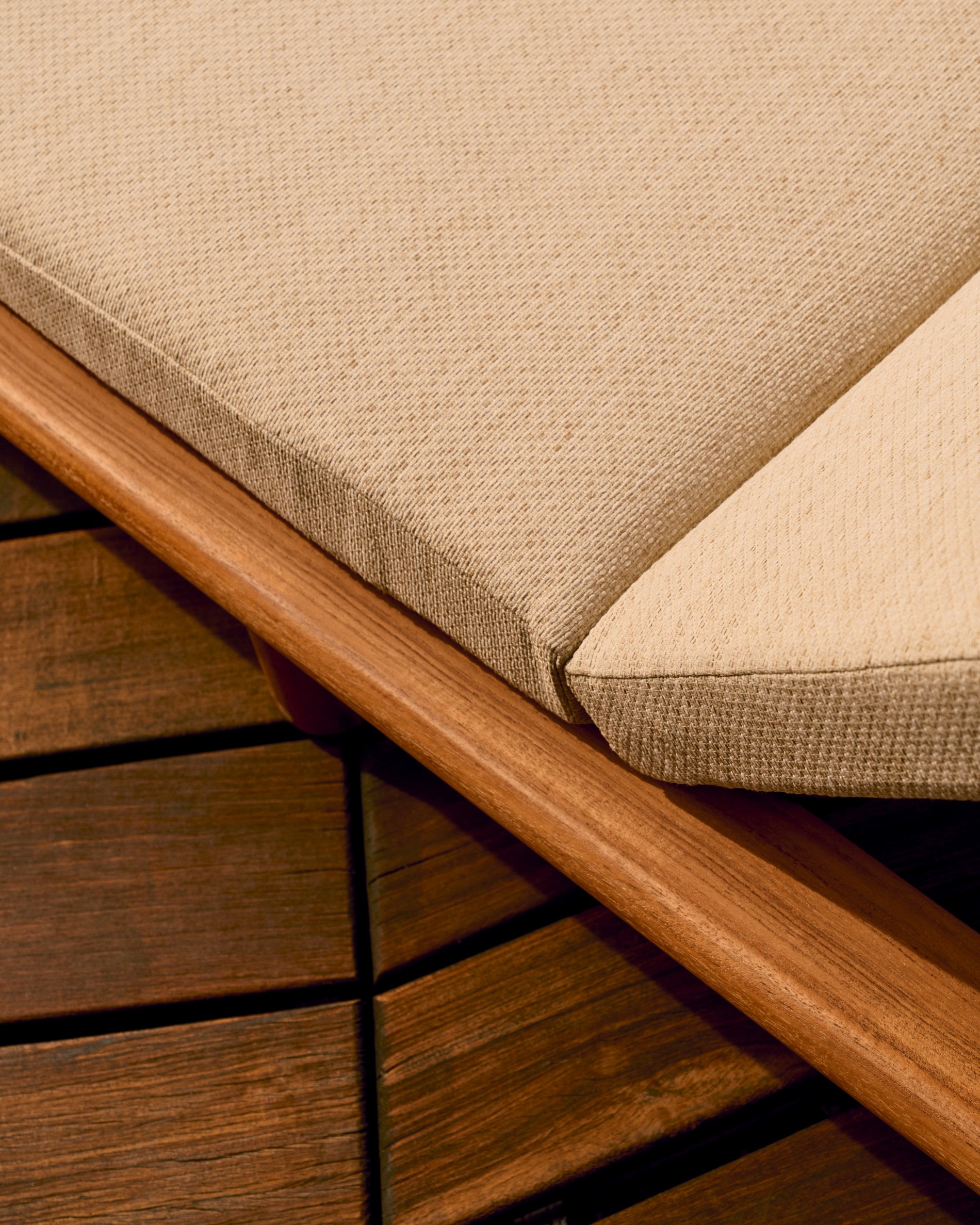 Turqueta sun lounger made from solid teak wood FSC 100% - Lifestyle