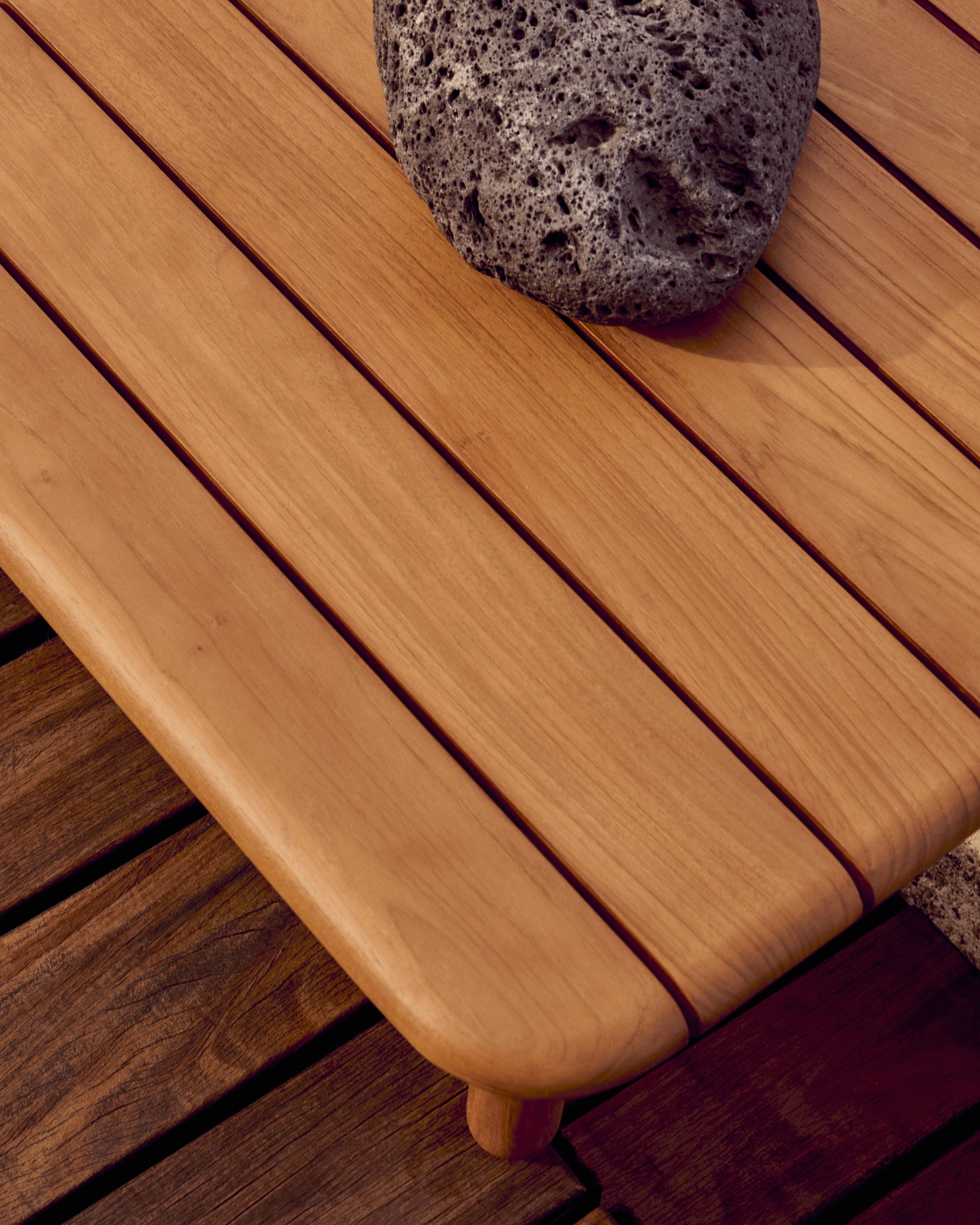 Turqueta coffee table made from solid teak wood, 70 x 70 cm, FSC 100% - Lifestyle