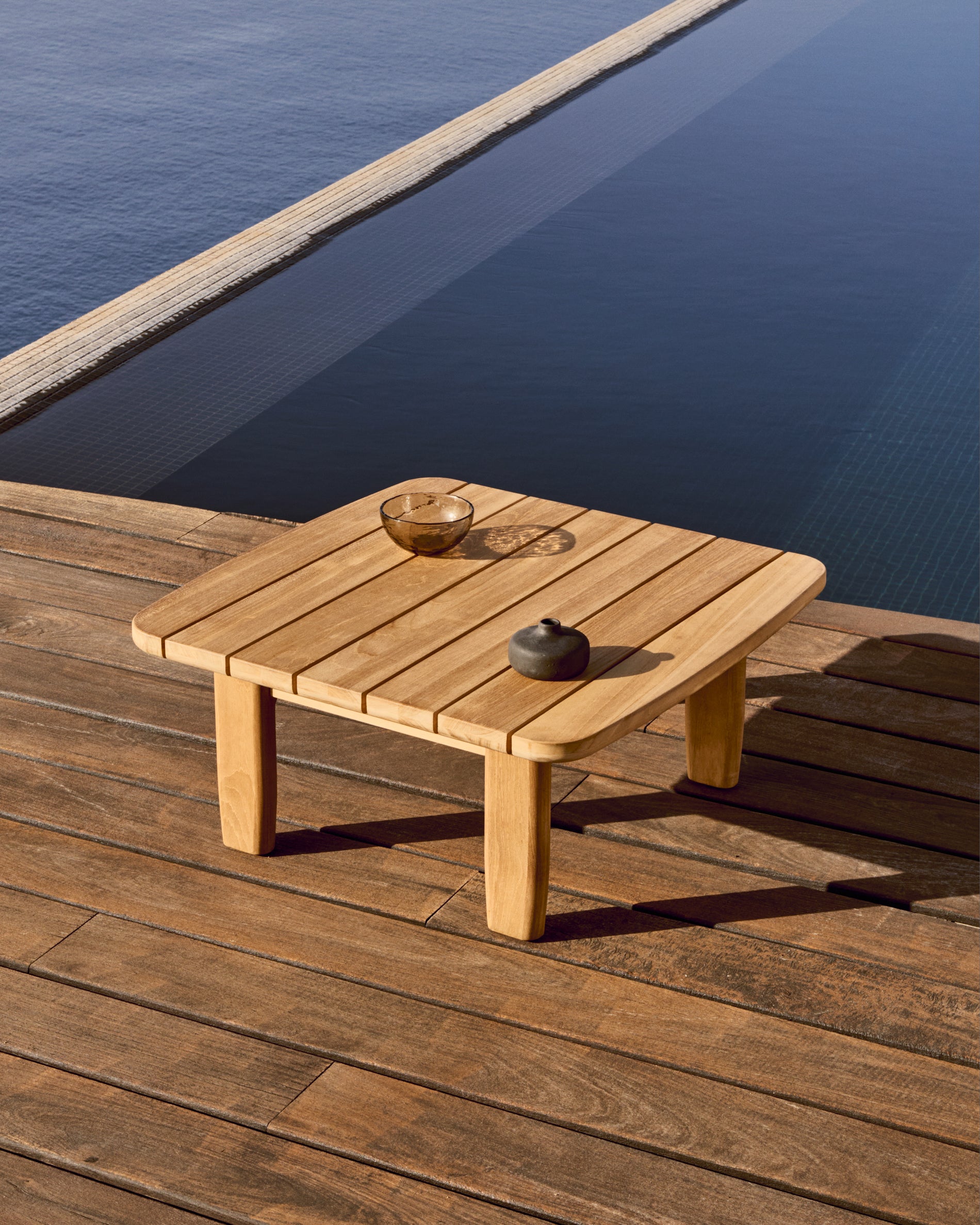Tirant side table made from solid teak wood 70 x 70 cm FSC 100% - Lifestyle